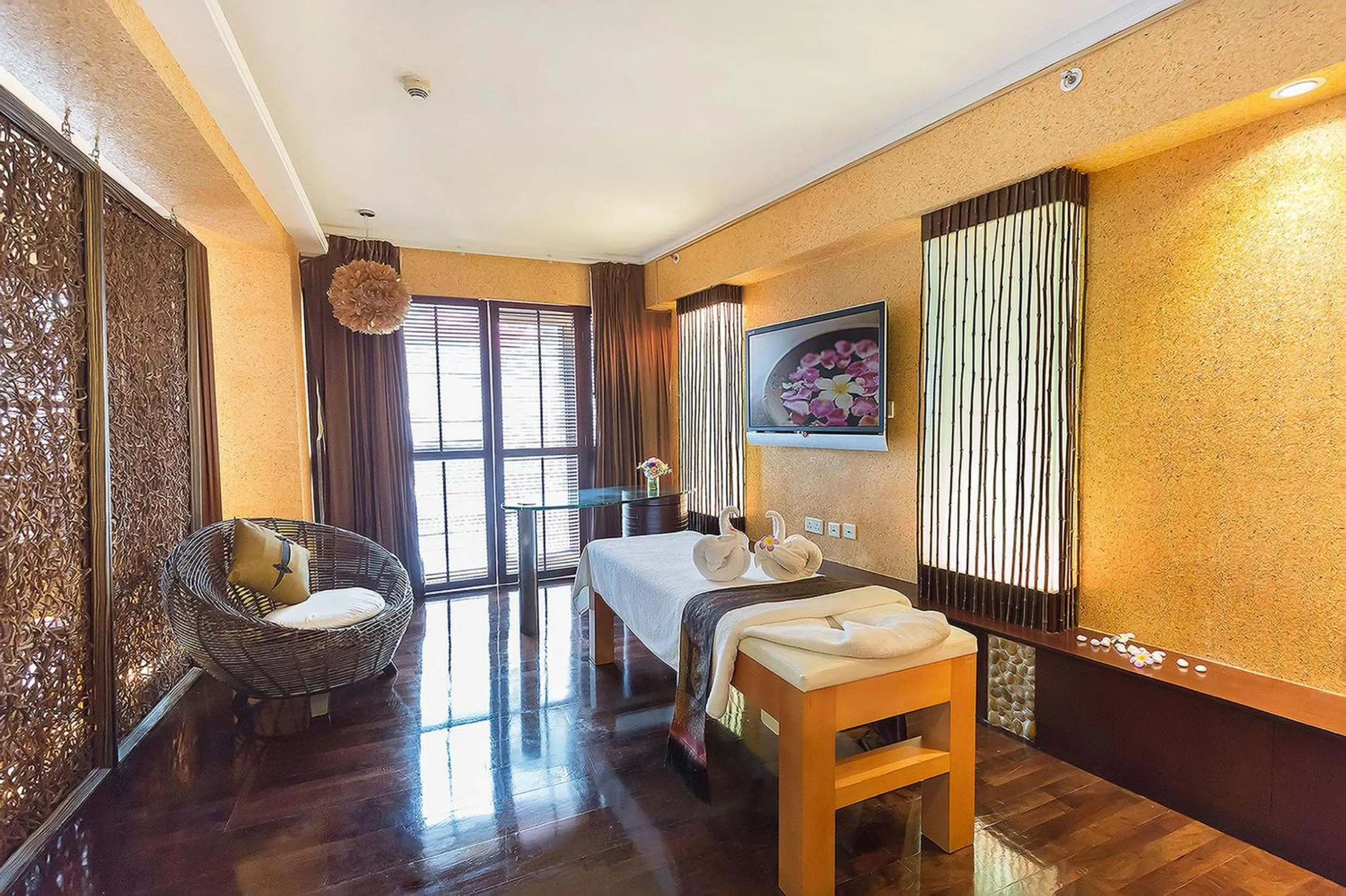 Living room, Bed in Regal Airport Hotel