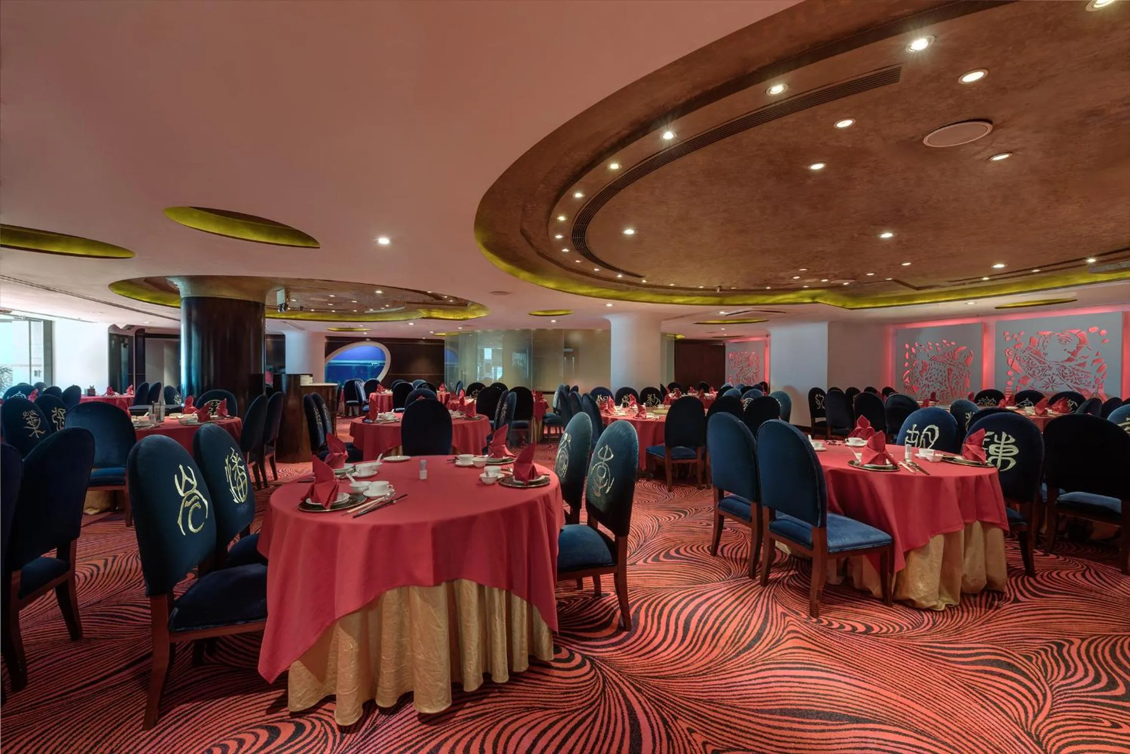 Restaurant/places to eat in Regal Airport Hotel