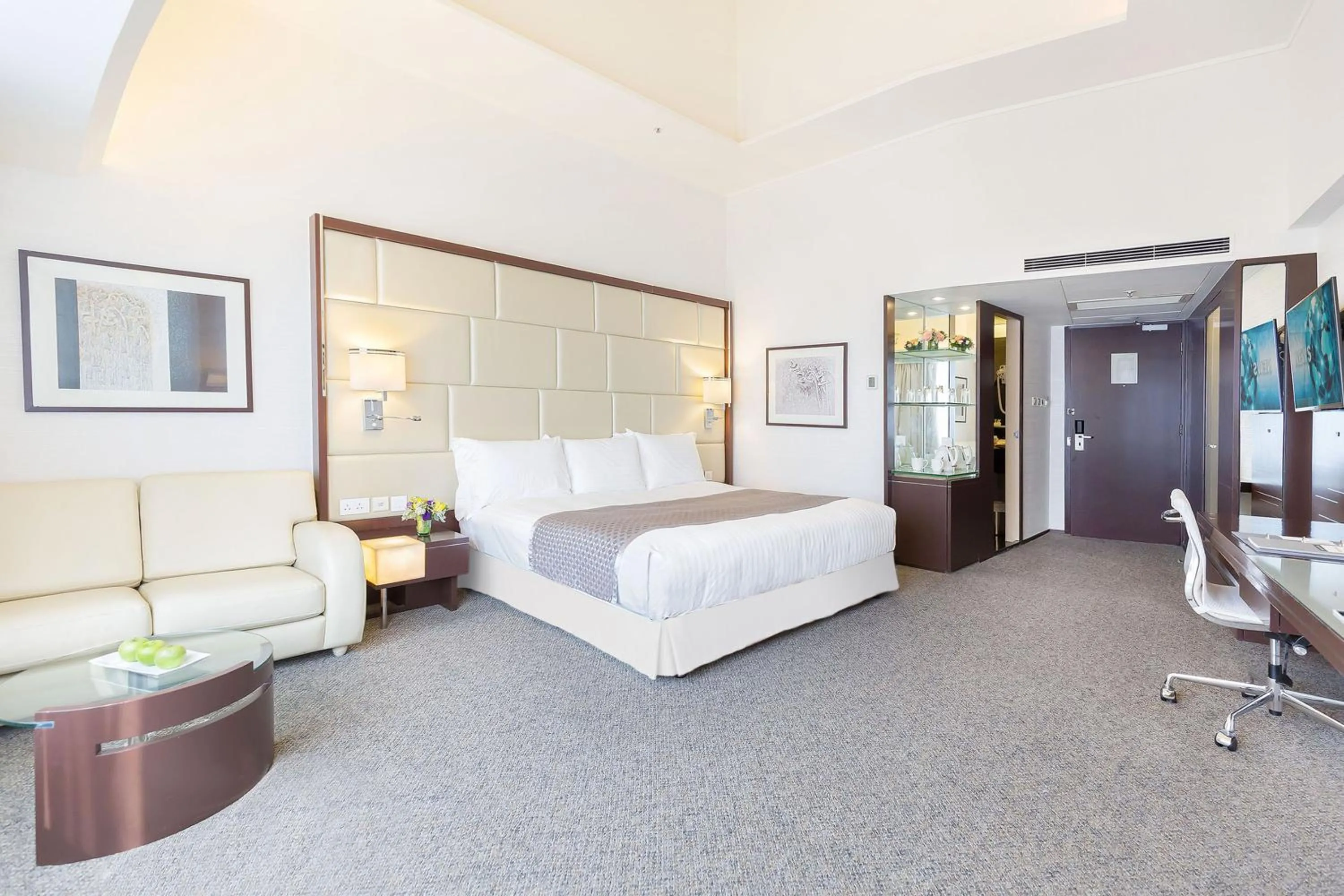 Bedroom, Bed in Regal Airport Hotel