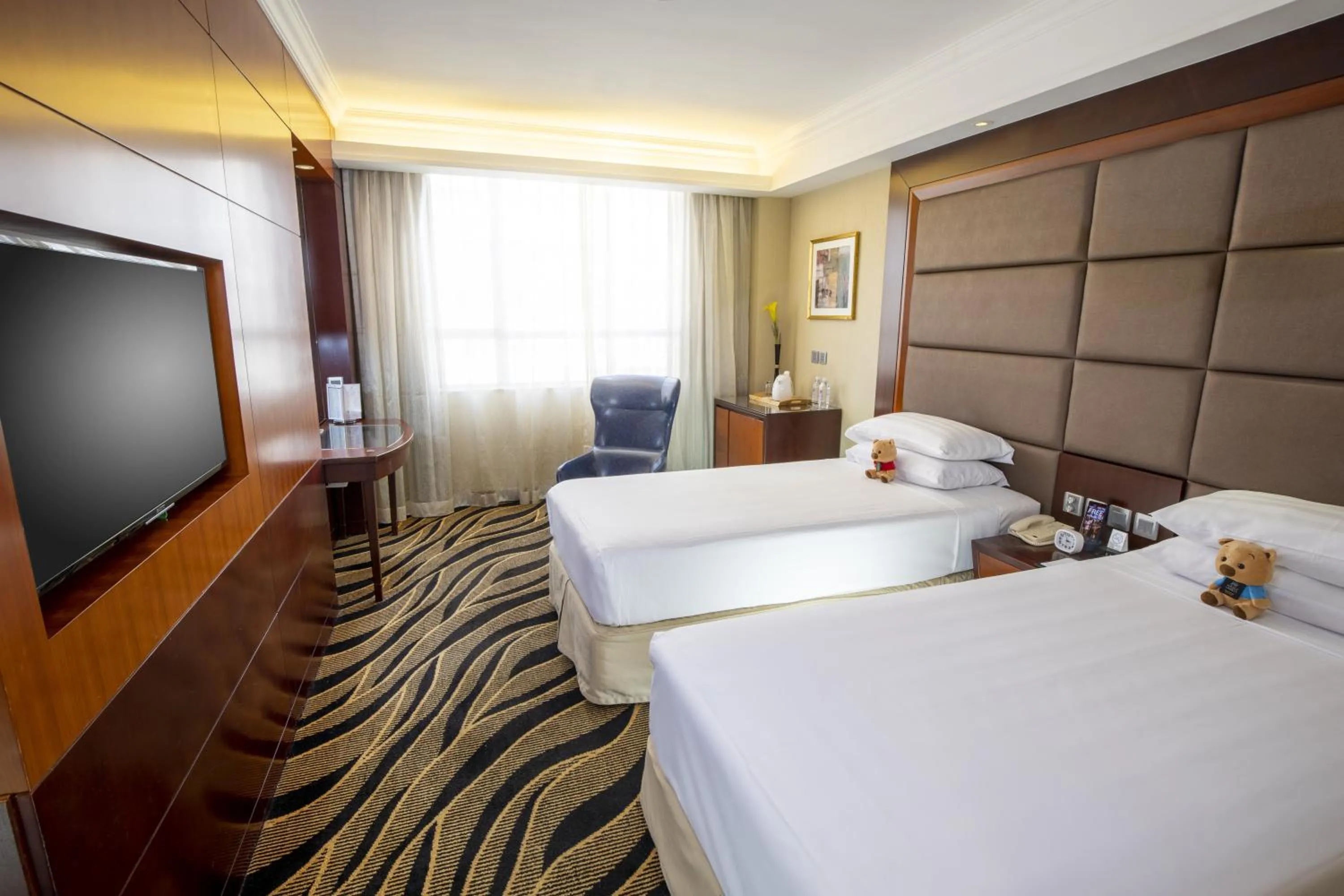 Photo of the whole room, Bed in Metropark Hotel Kowloon