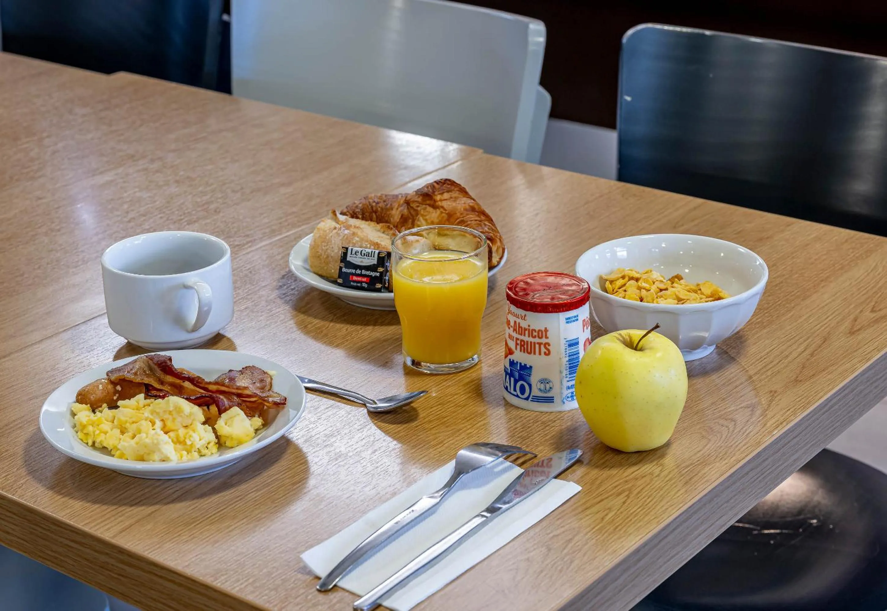 Breakfast in B&B HOTEL Bordeaux Mérignac Hôtel de Ville