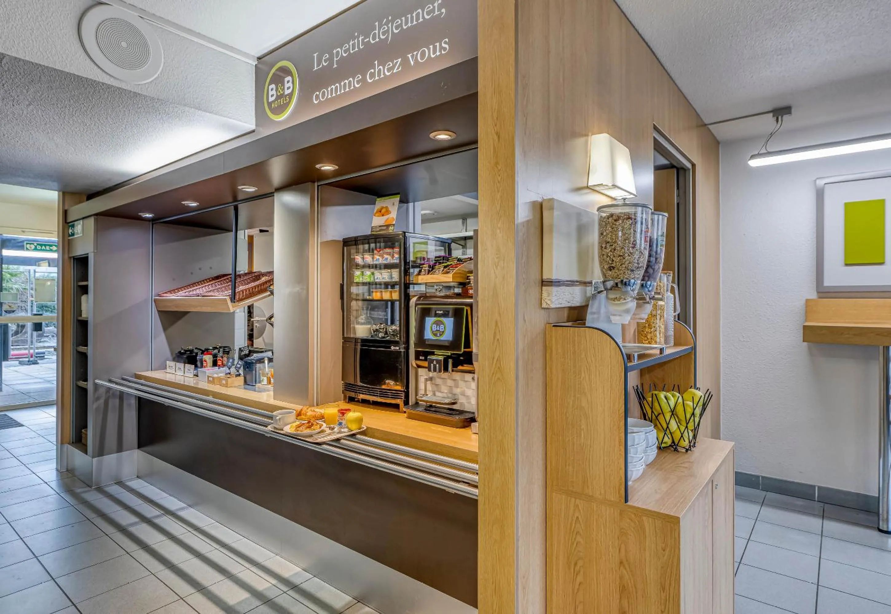 Buffet breakfast in B&B HOTEL Bordeaux Mérignac Hôtel de Ville