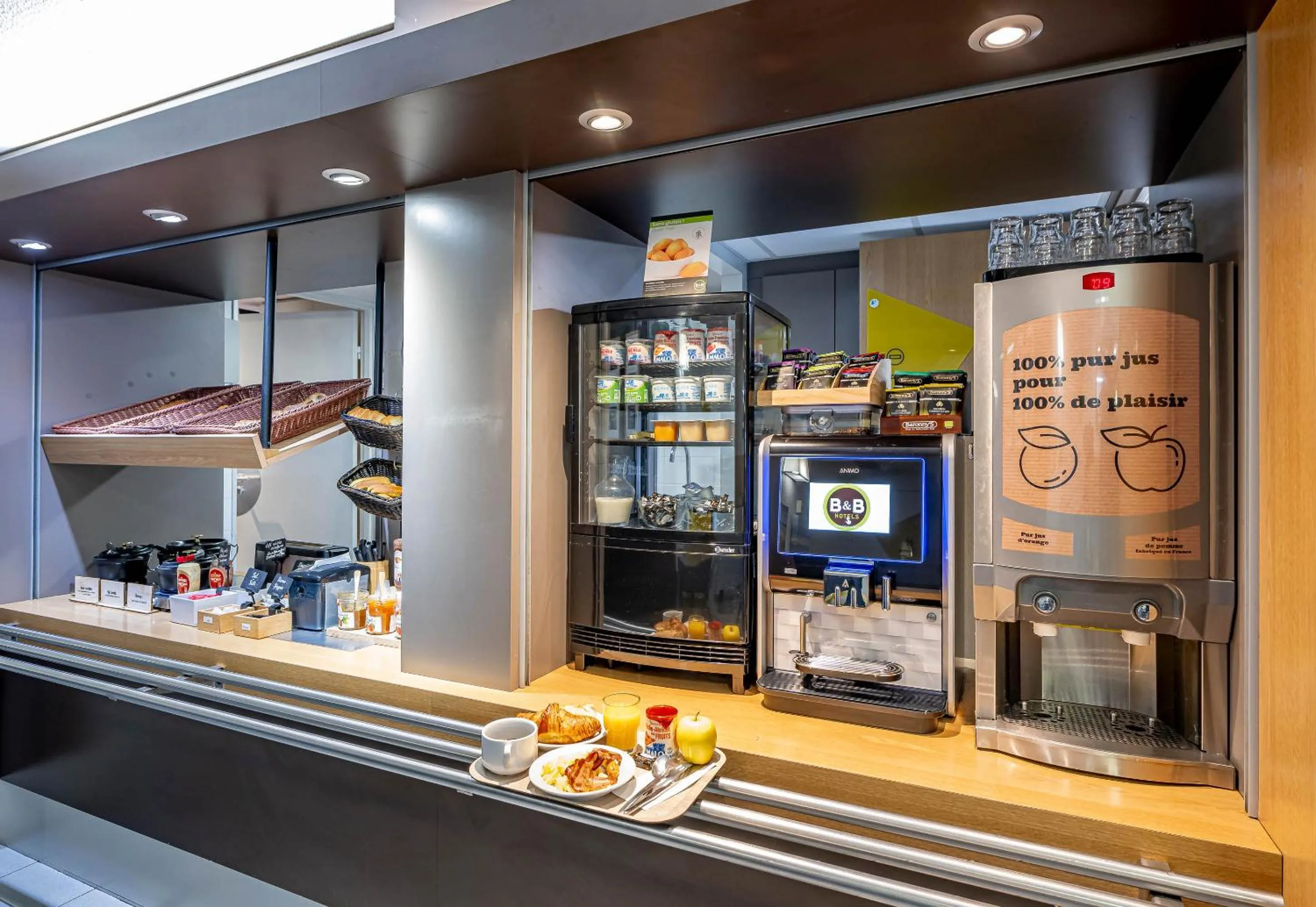 Buffet breakfast in B&B HOTEL Bordeaux Mérignac Hôtel de Ville