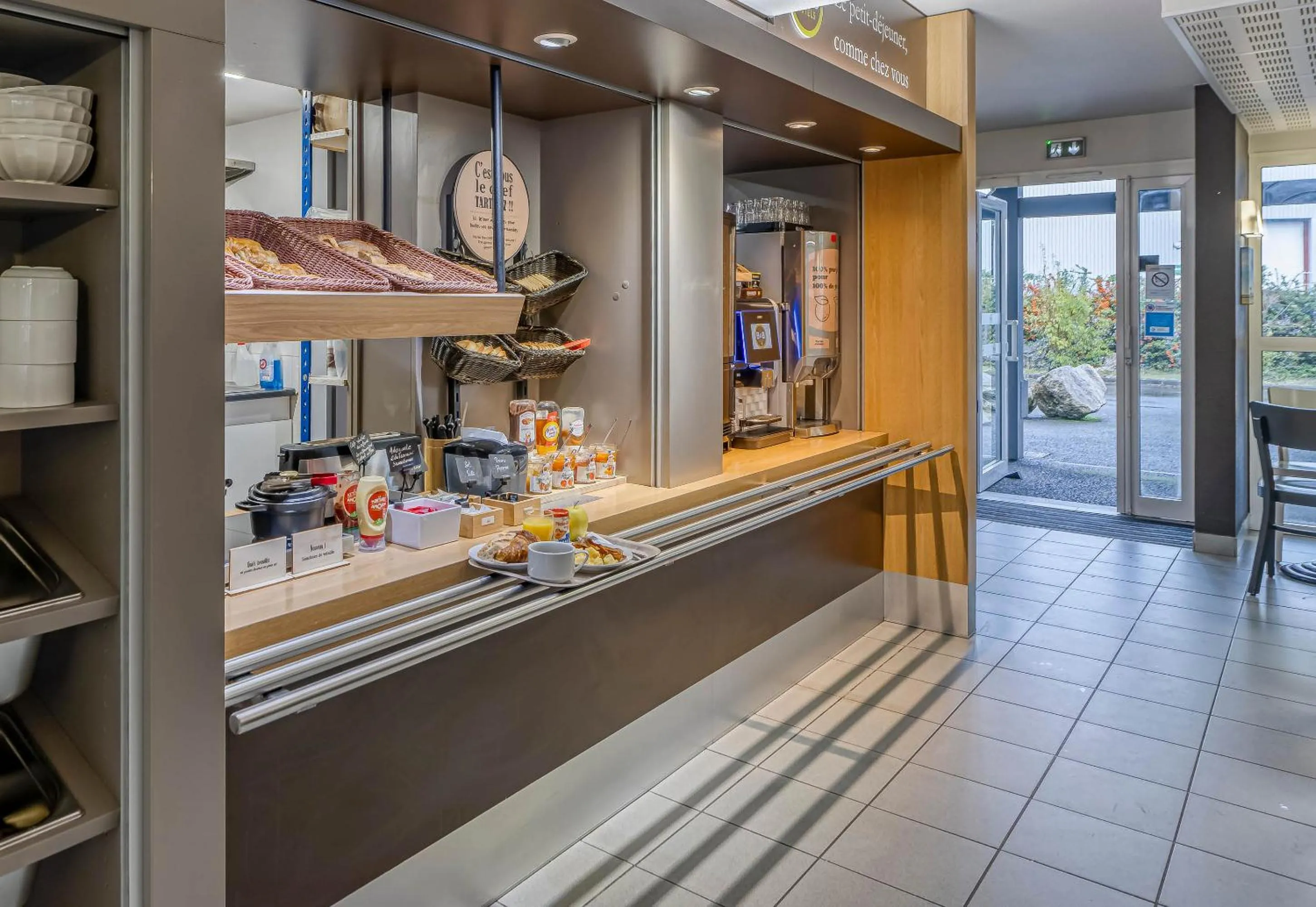 Buffet breakfast in B&B HOTEL Bordeaux Mérignac Hôtel de Ville