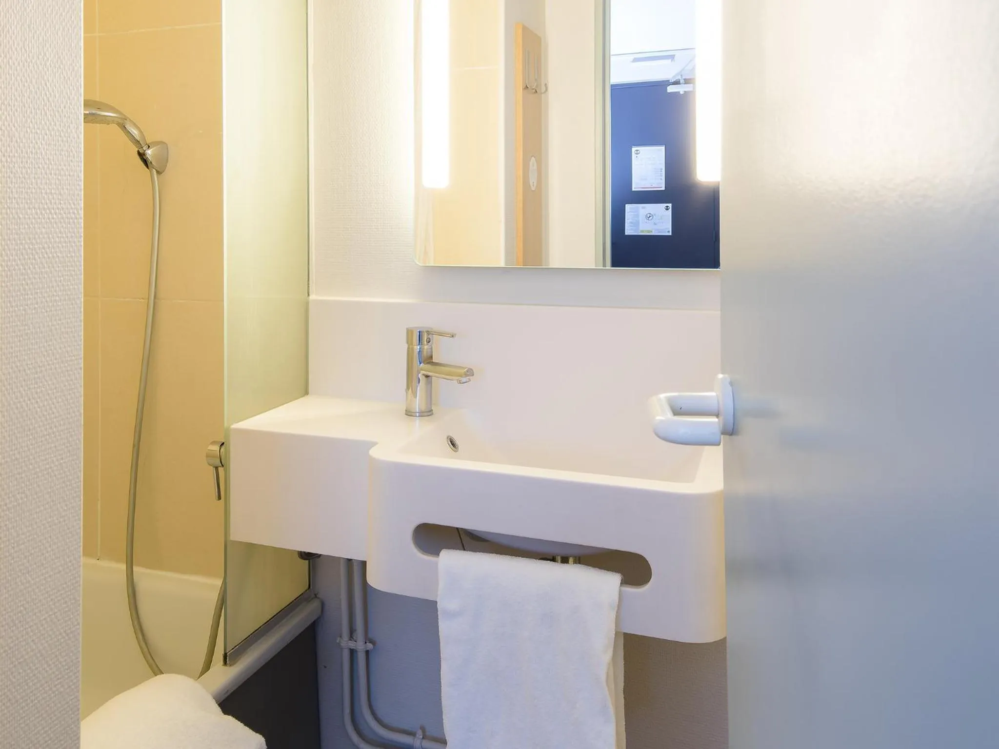 Bathroom in B&B HOTEL Bordeaux Mérignac Hôtel de Ville