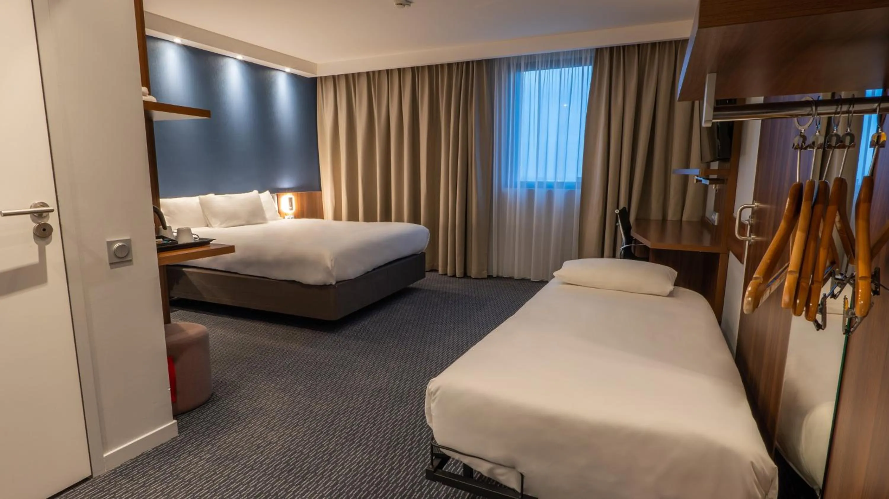 Photo of the whole room, Bed in Holiday Inn Express Dijon by IHG