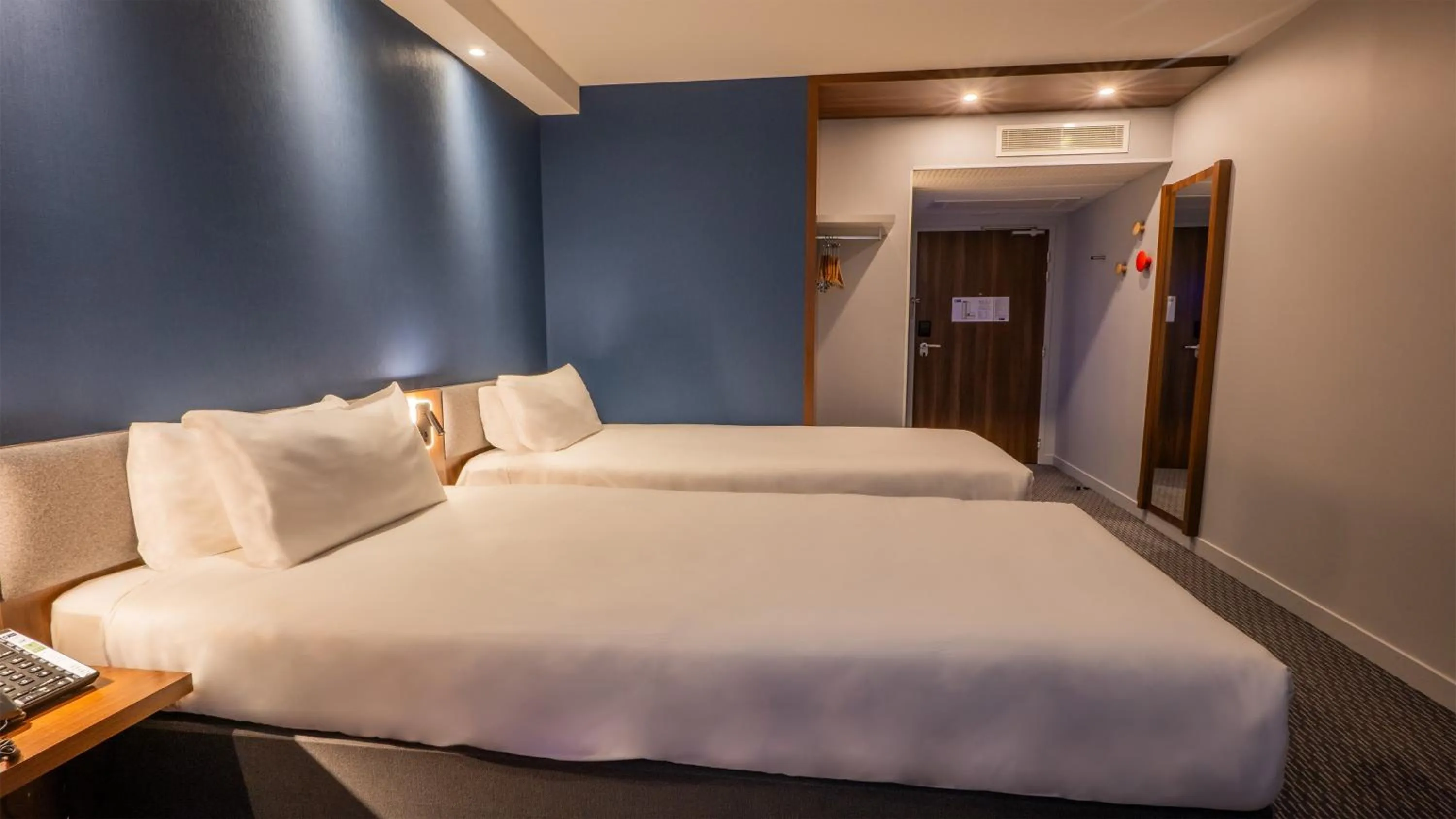 Photo of the whole room, Bed in Holiday Inn Express Dijon by IHG