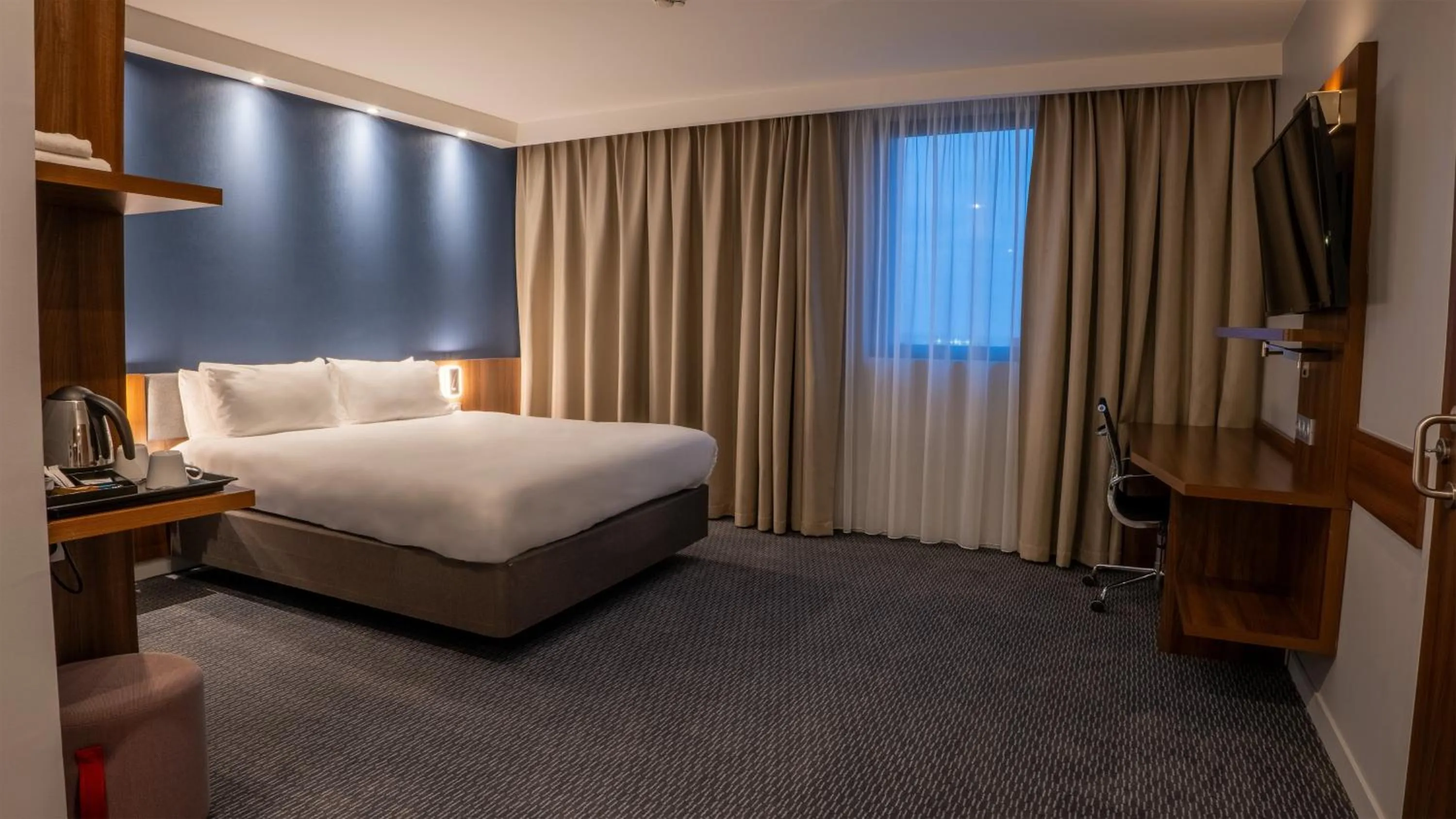 Photo of the whole room, Bed in Holiday Inn Express Dijon by IHG