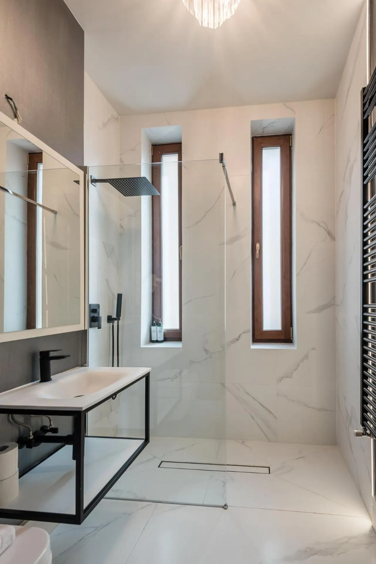 Bathroom in HIGHLINE DOWNTOWN ApartHotel OLDTOWN UNIRII SQUARE