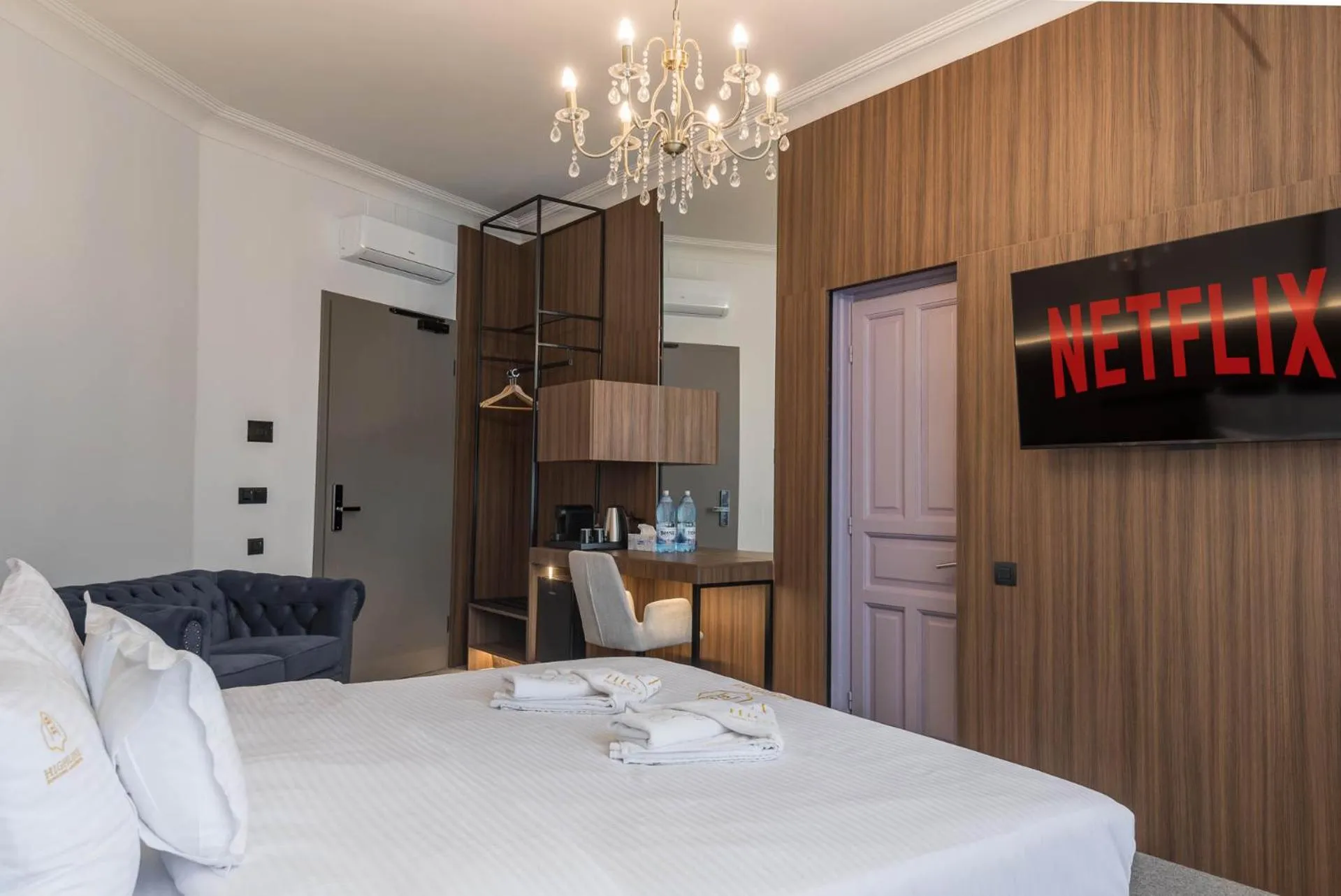 Photo of the whole room, Bed in HIGHLINE DOWNTOWN ApartHotel OLDTOWN UNIRII SQUARE