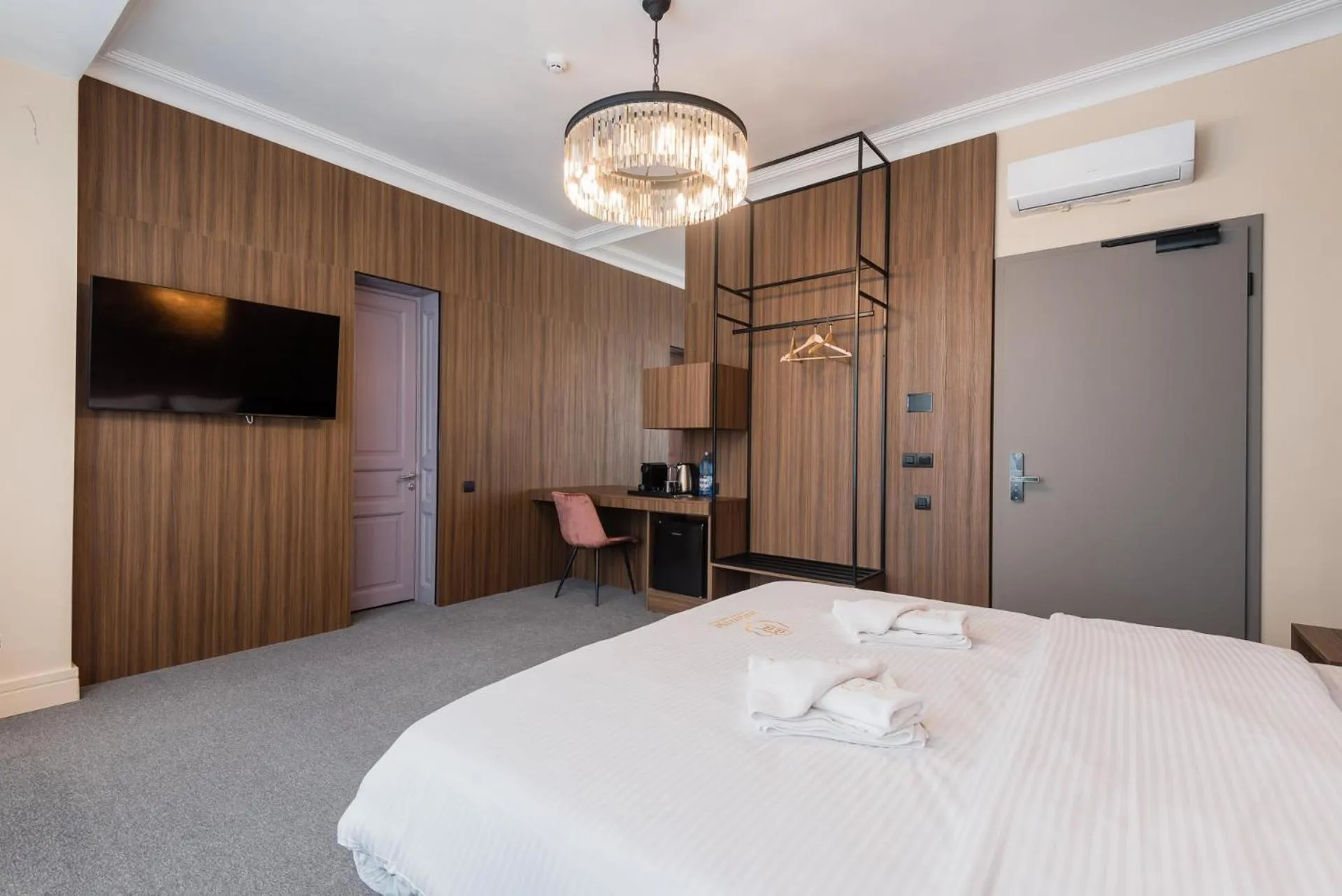 Bedroom, Bed in HIGHLINE DOWNTOWN ApartHotel OLDTOWN UNIRII SQUARE