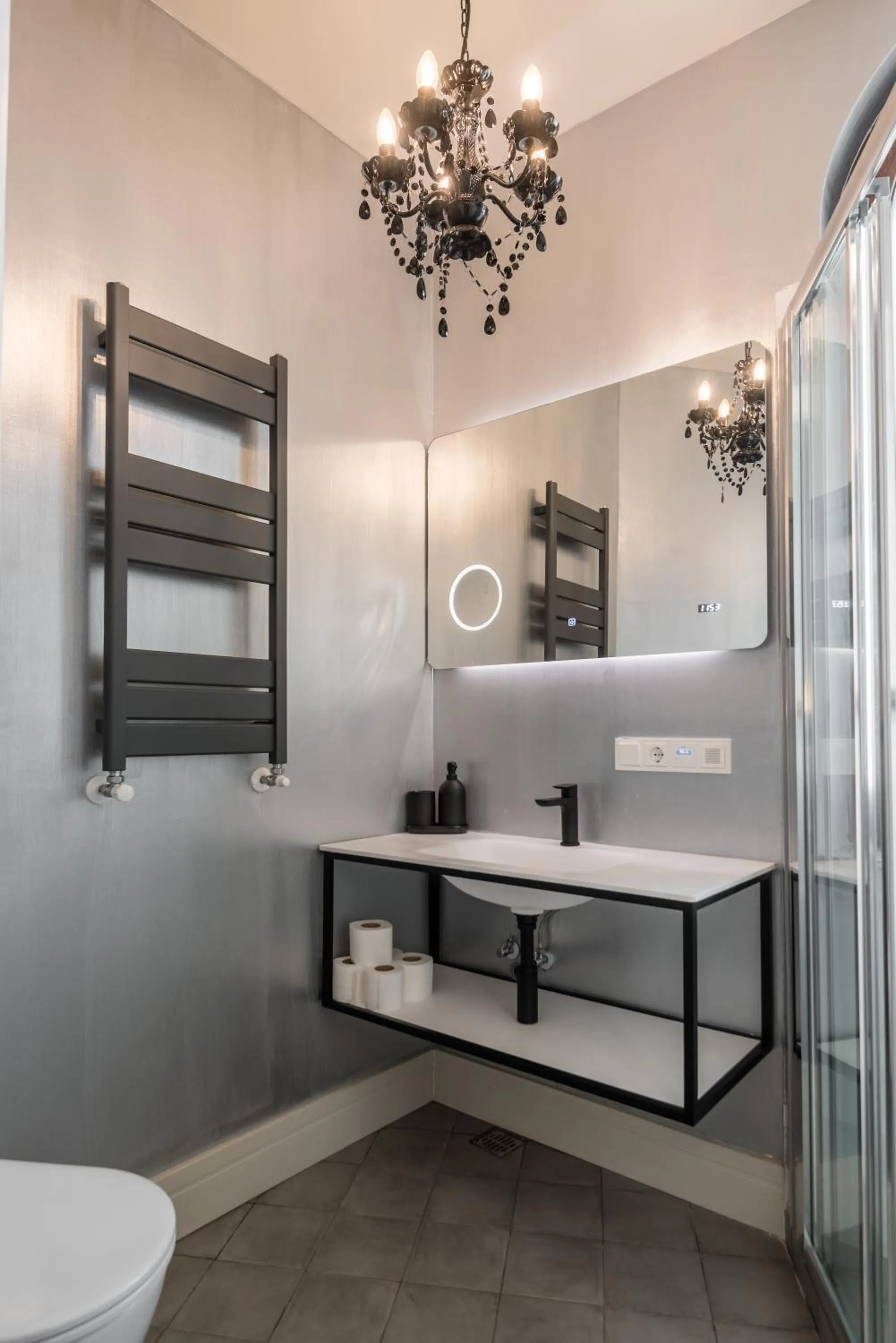 Shower in HIGHLINE DOWNTOWN ApartHotel OLDTOWN UNIRII SQUARE