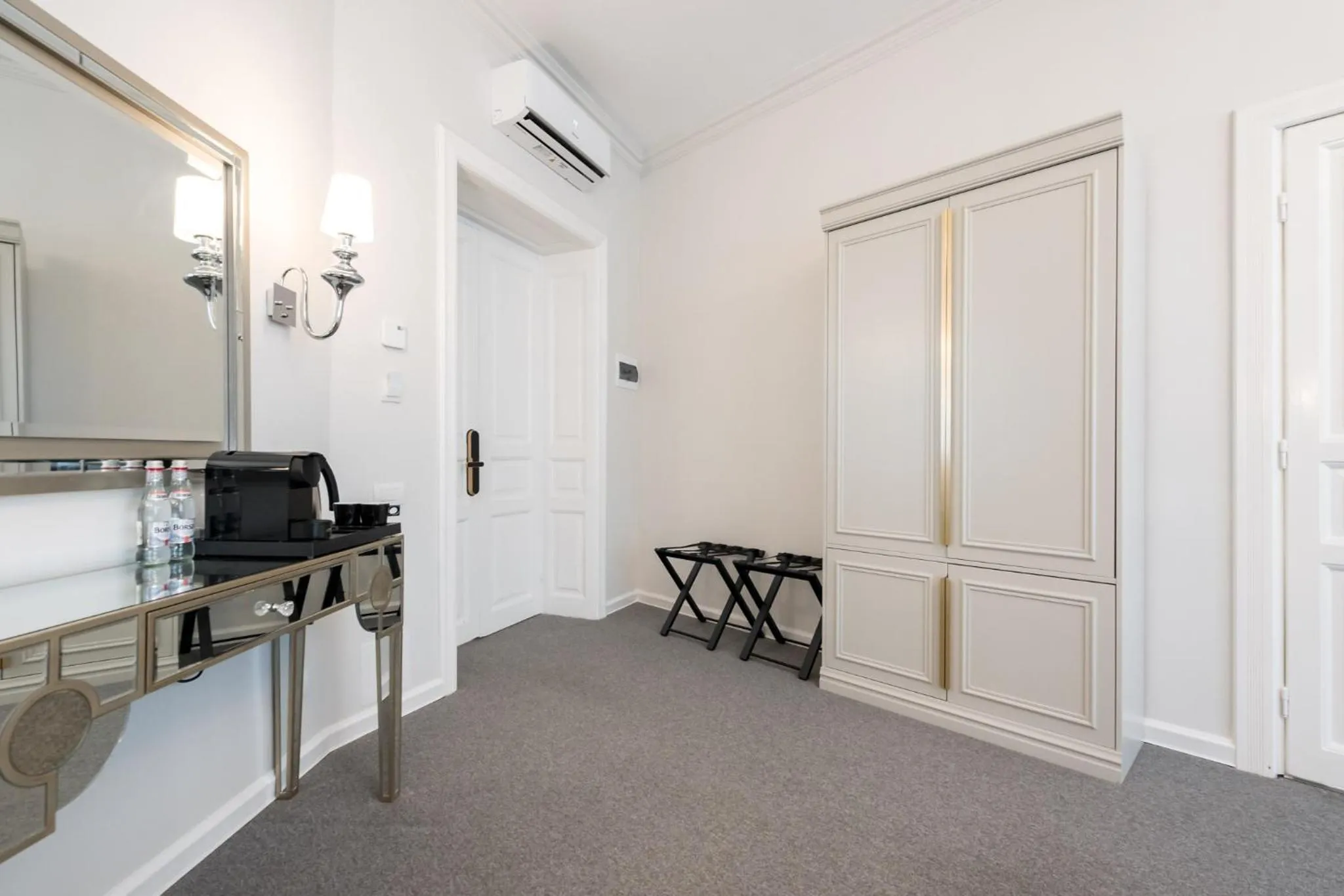 TV and multimedia in HIGHLINE DOWNTOWN ApartHotel OLDTOWN UNIRII SQUARE