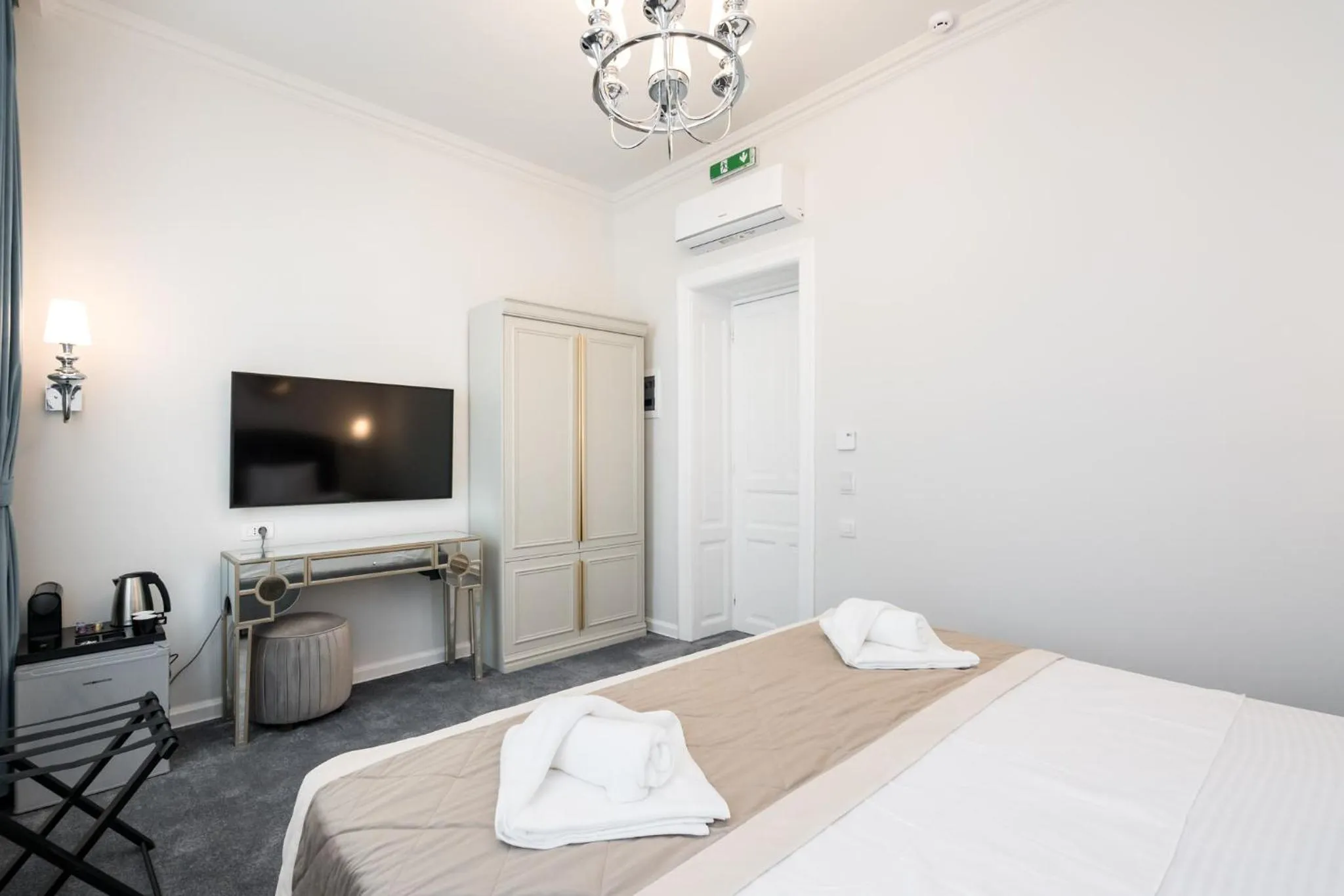 TV and multimedia, Bed in HIGHLINE DOWNTOWN ApartHotel OLDTOWN UNIRII SQUARE