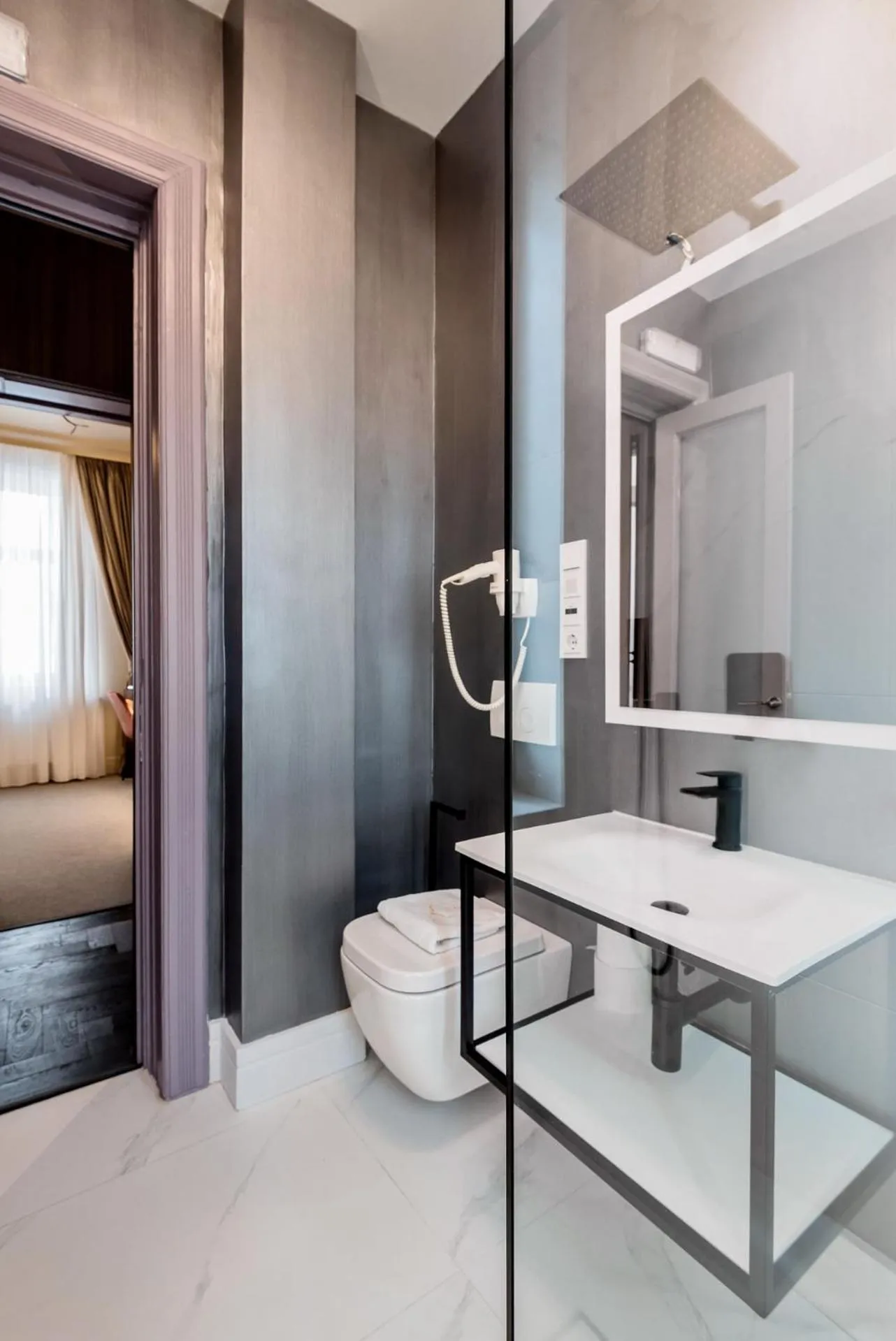 Bathroom, Bed in HIGHLINE DOWNTOWN ApartHotel OLDTOWN UNIRII SQUARE