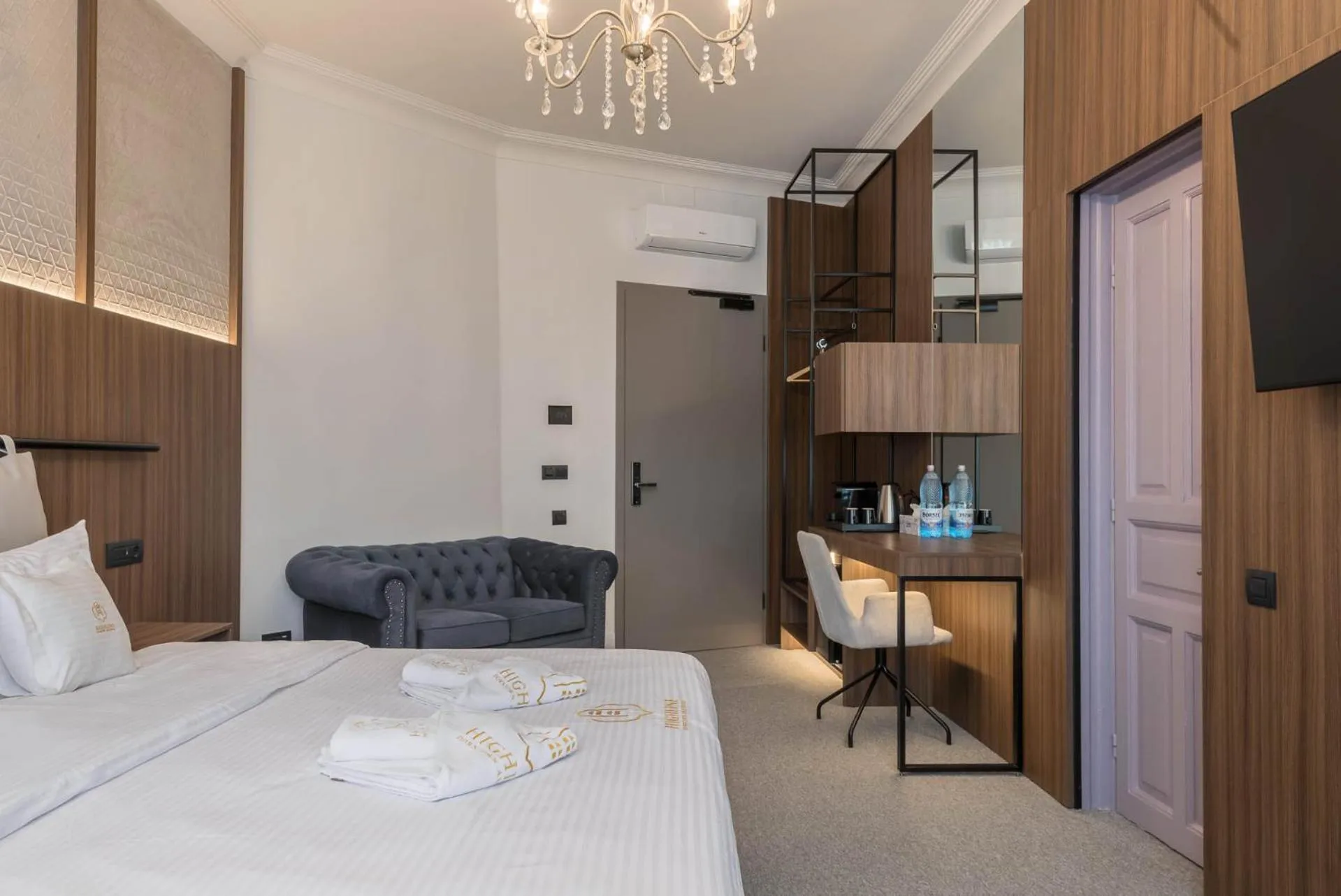 Photo of the whole room, Bed in HIGHLINE DOWNTOWN ApartHotel OLDTOWN UNIRII SQUARE