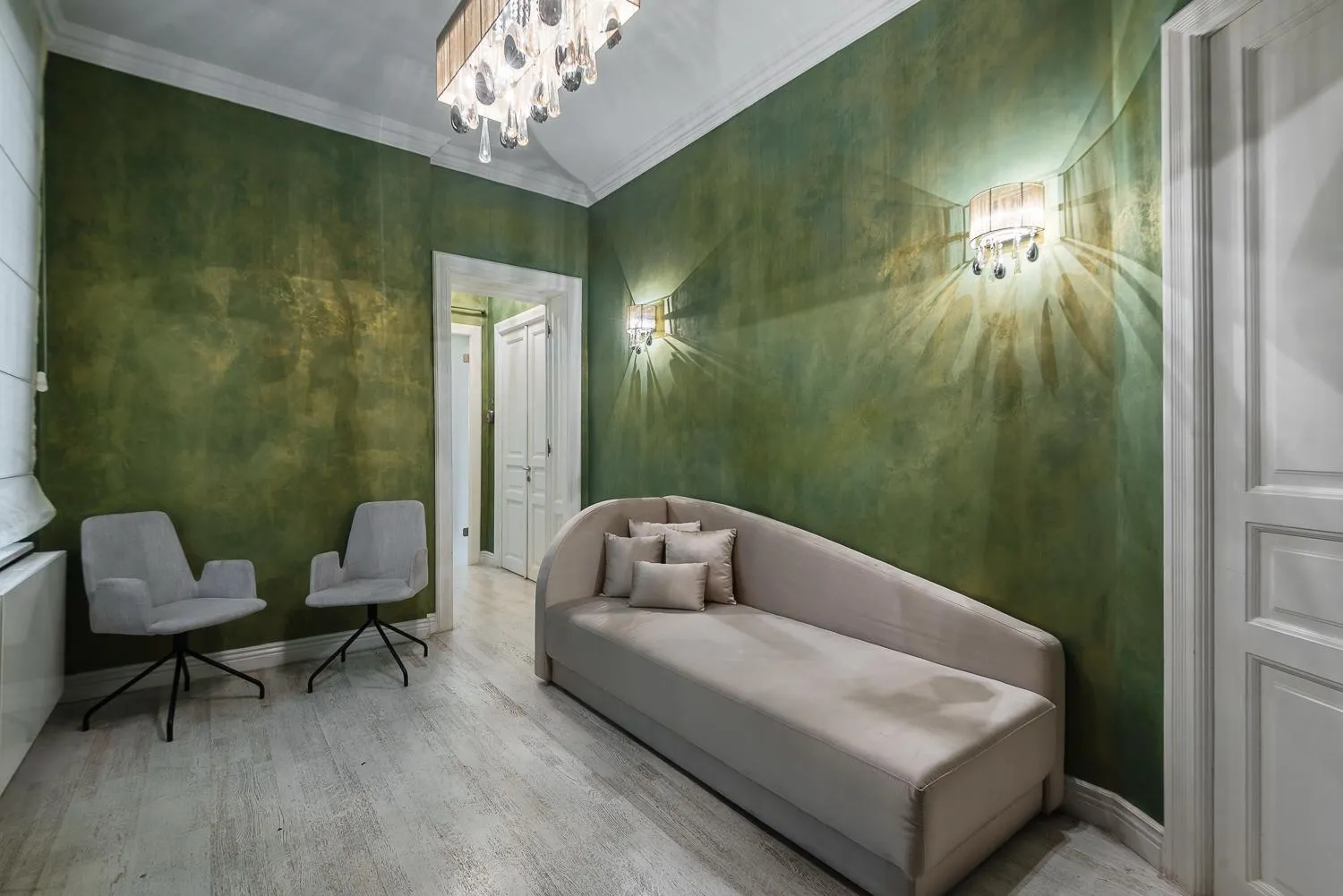 Seating area, Bed in HIGHLINE DOWNTOWN ApartHotel OLDTOWN UNIRII SQUARE