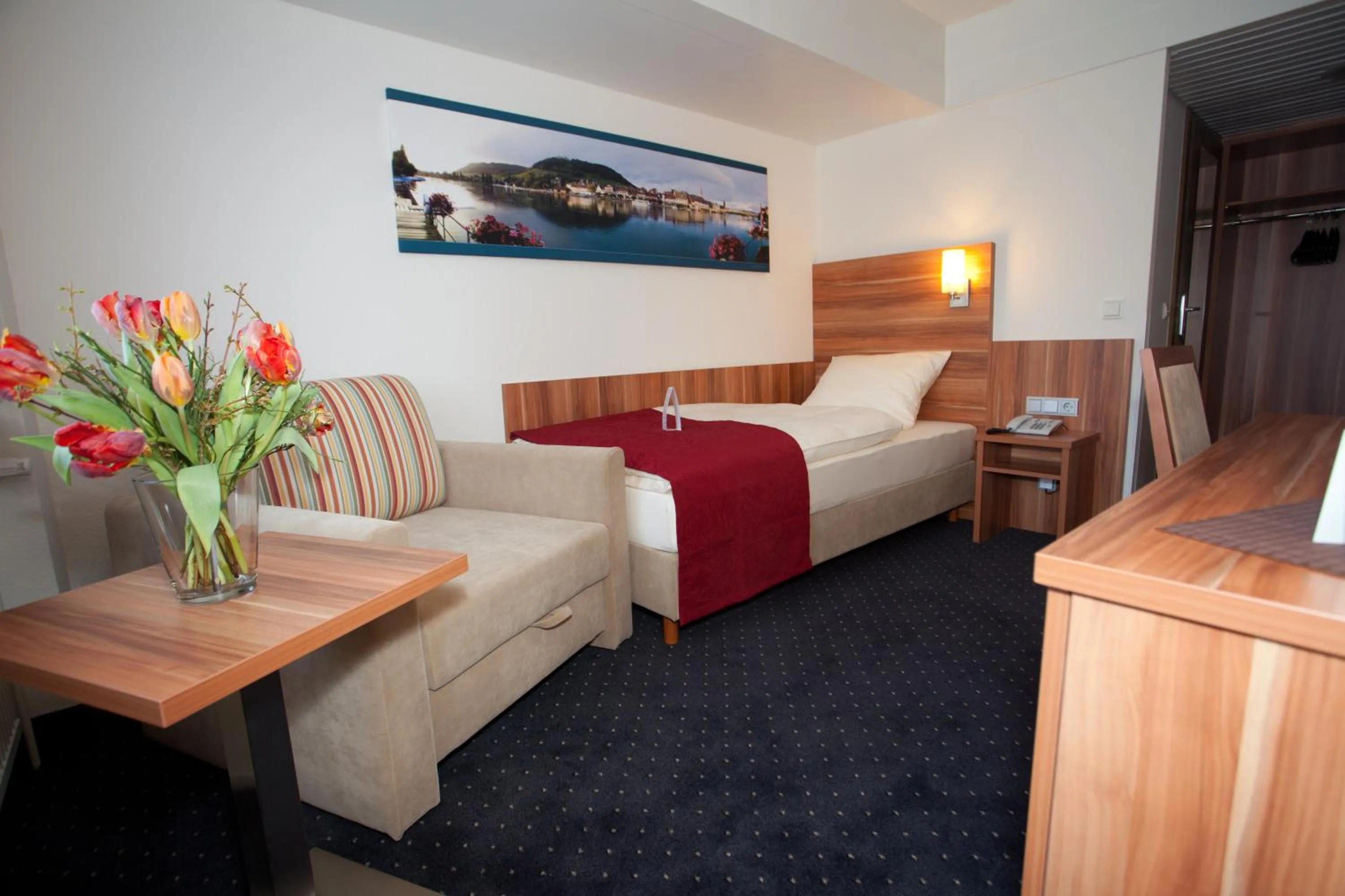 Photo of the whole room, Bed in Hotel Knaus am Hafen