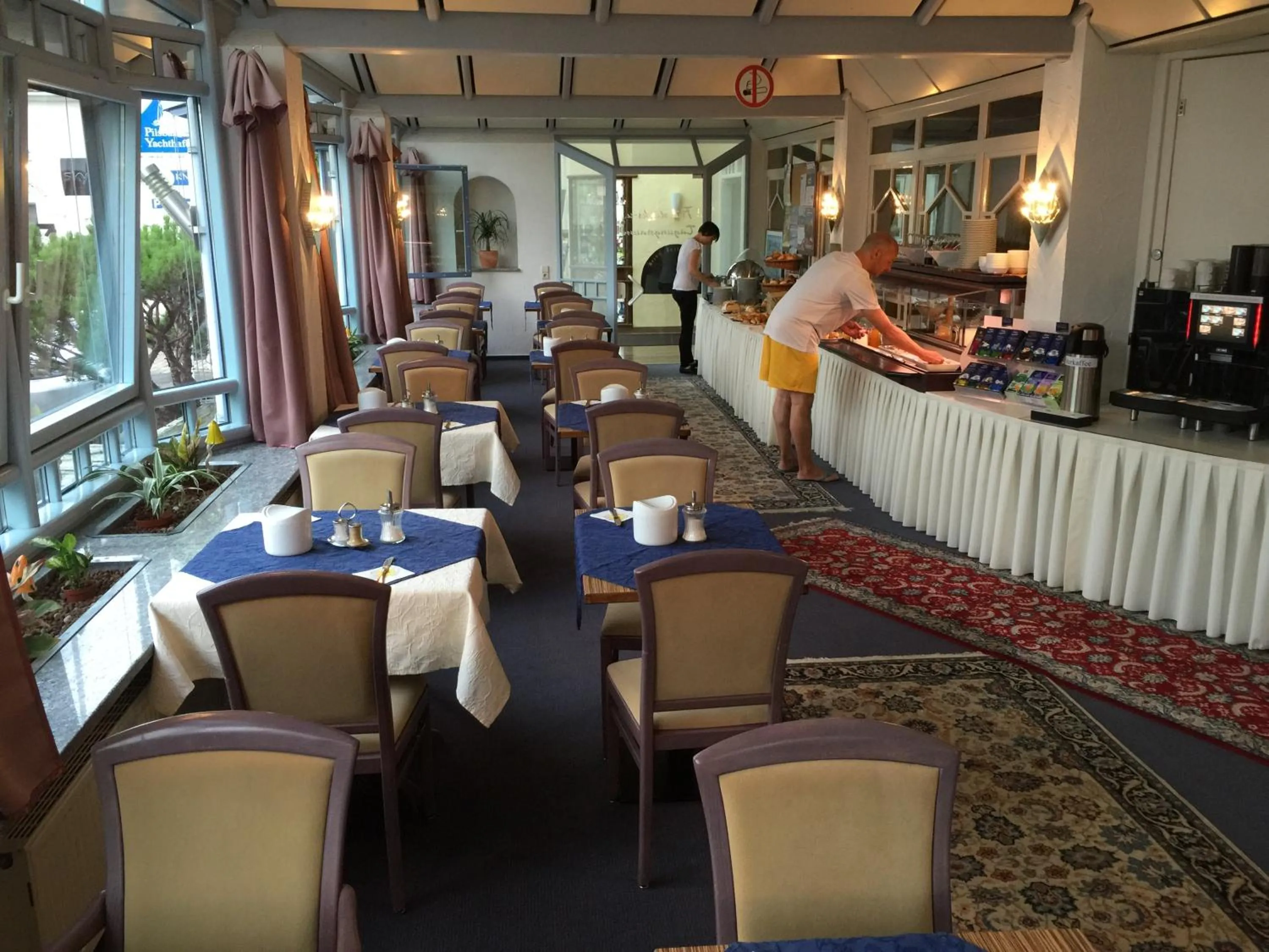 Buffet breakfast in Hotel Knaus am Hafen