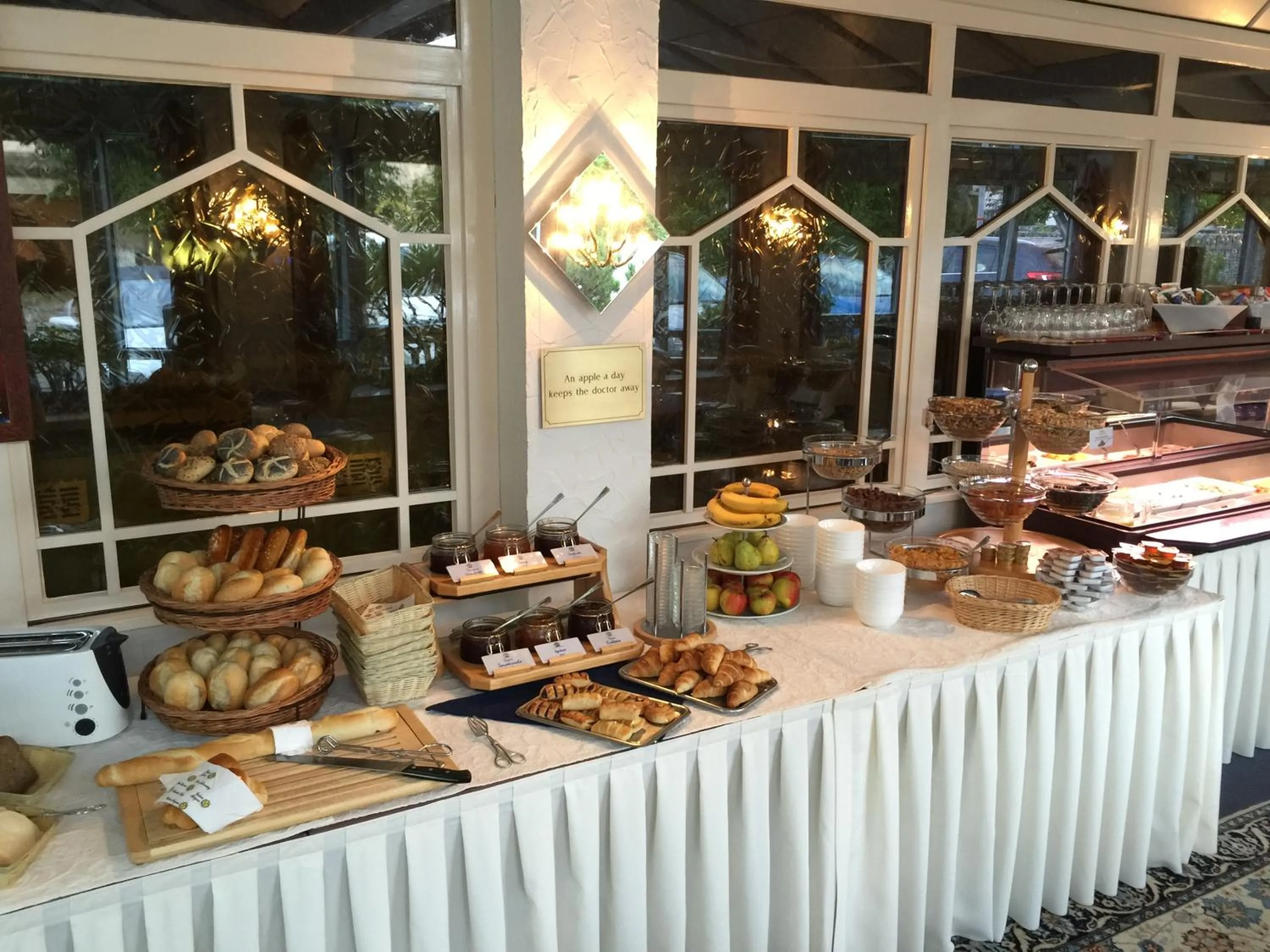 Buffet breakfast in Hotel Knaus am Hafen