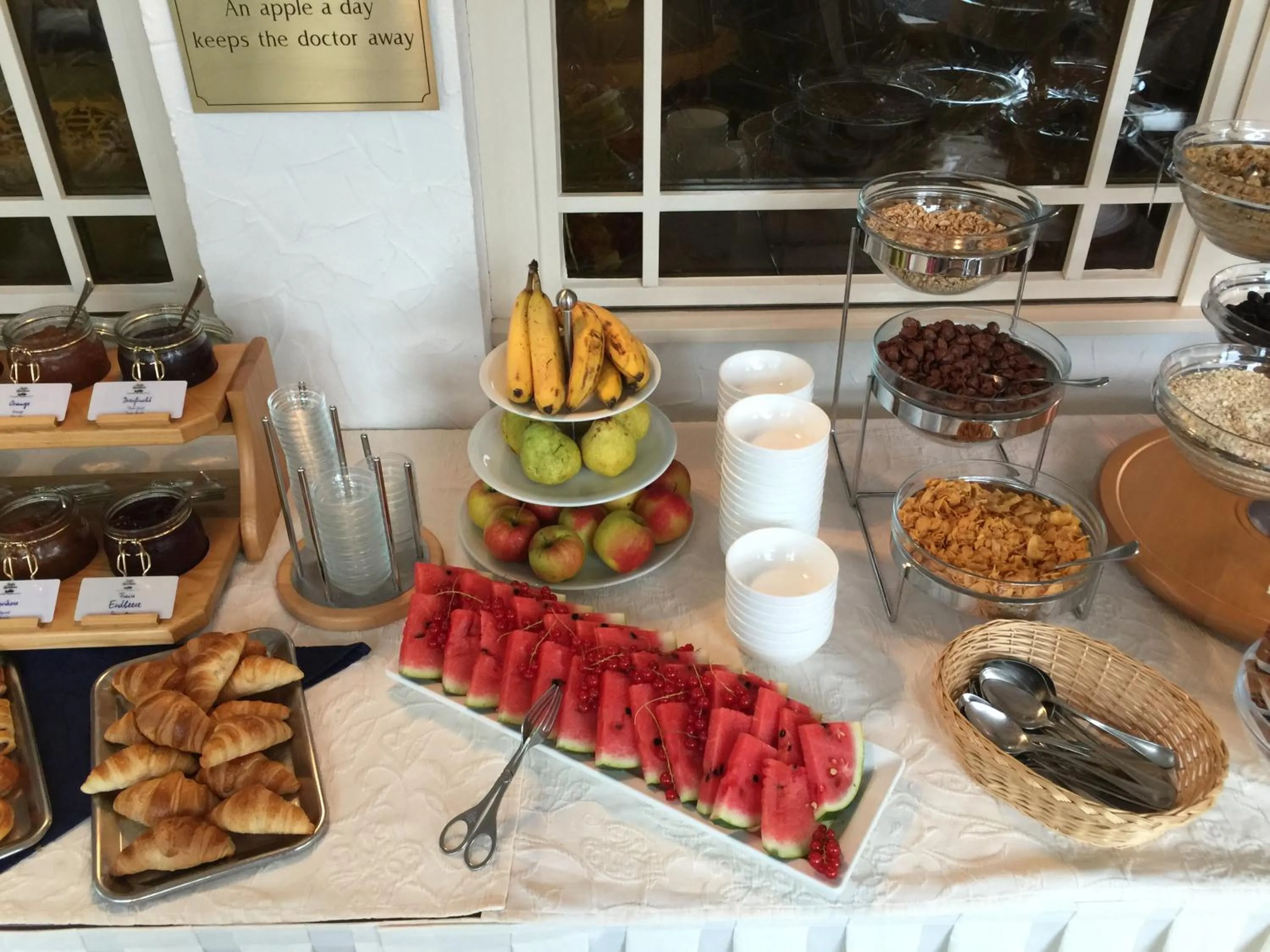 Buffet breakfast in Hotel Knaus am Hafen