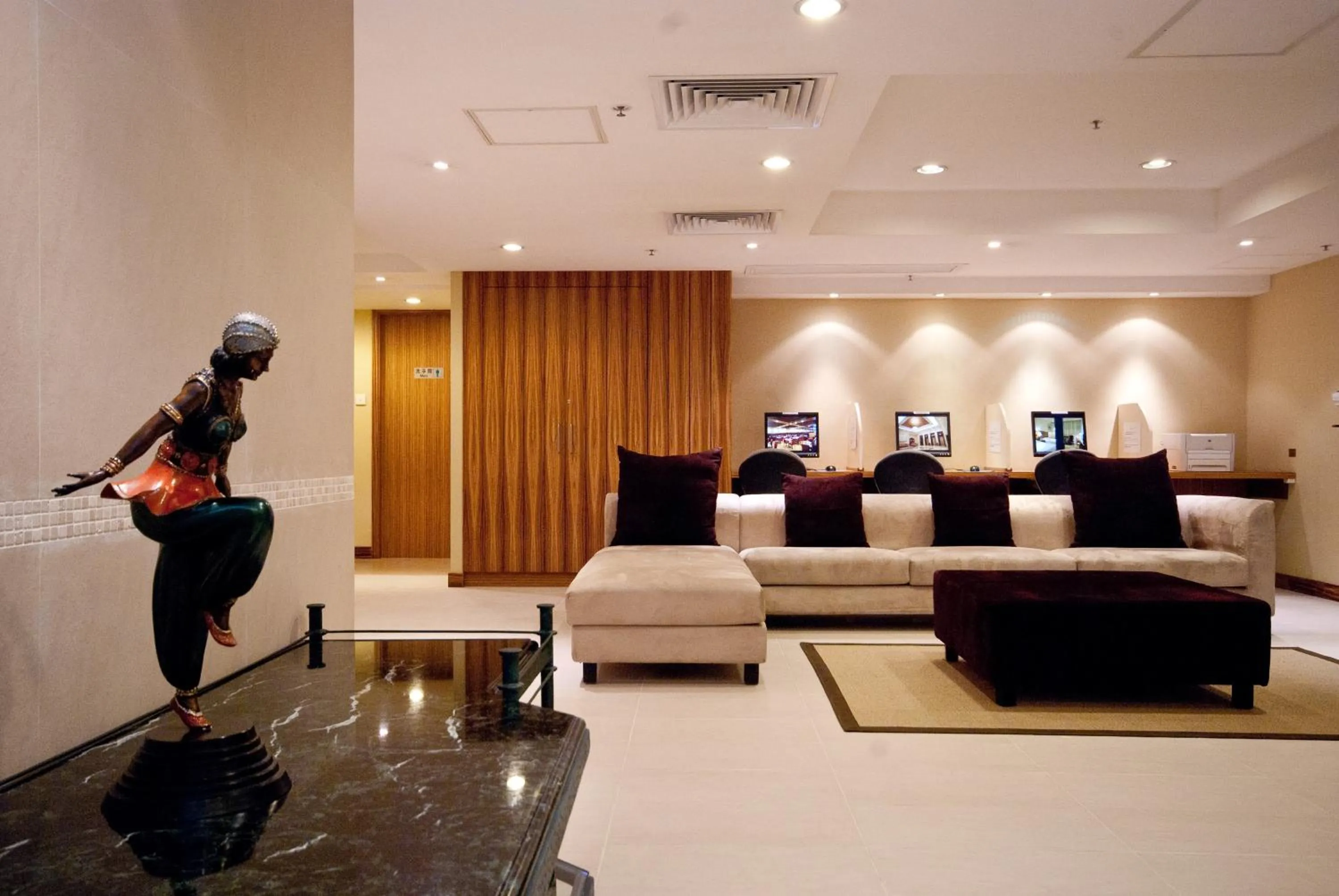 Communal lounge/ TV room in BEST WESTERN PLUS Hotel Hong Kong