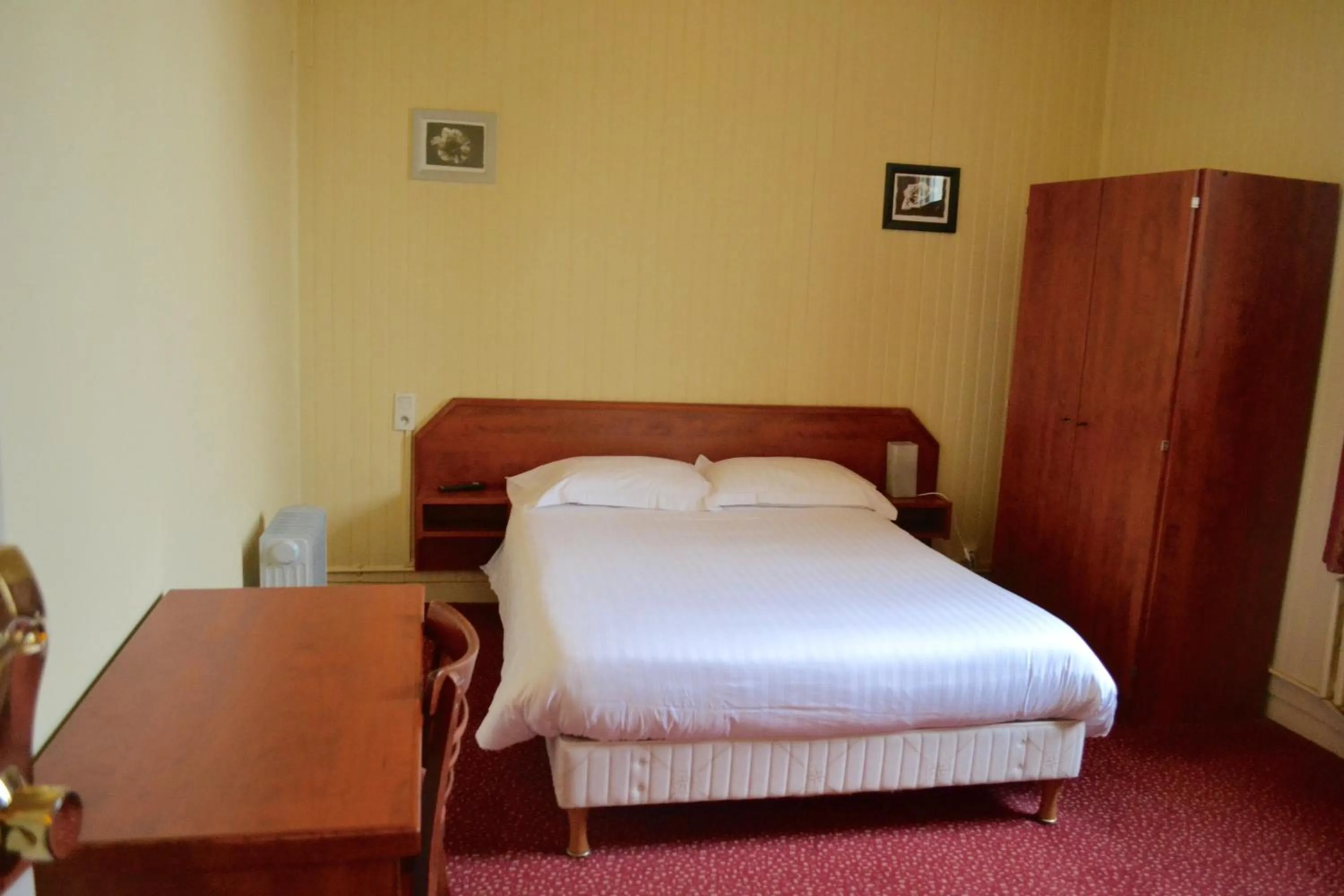 Photo of the whole room, Bed in Grand Hotel De La Gare