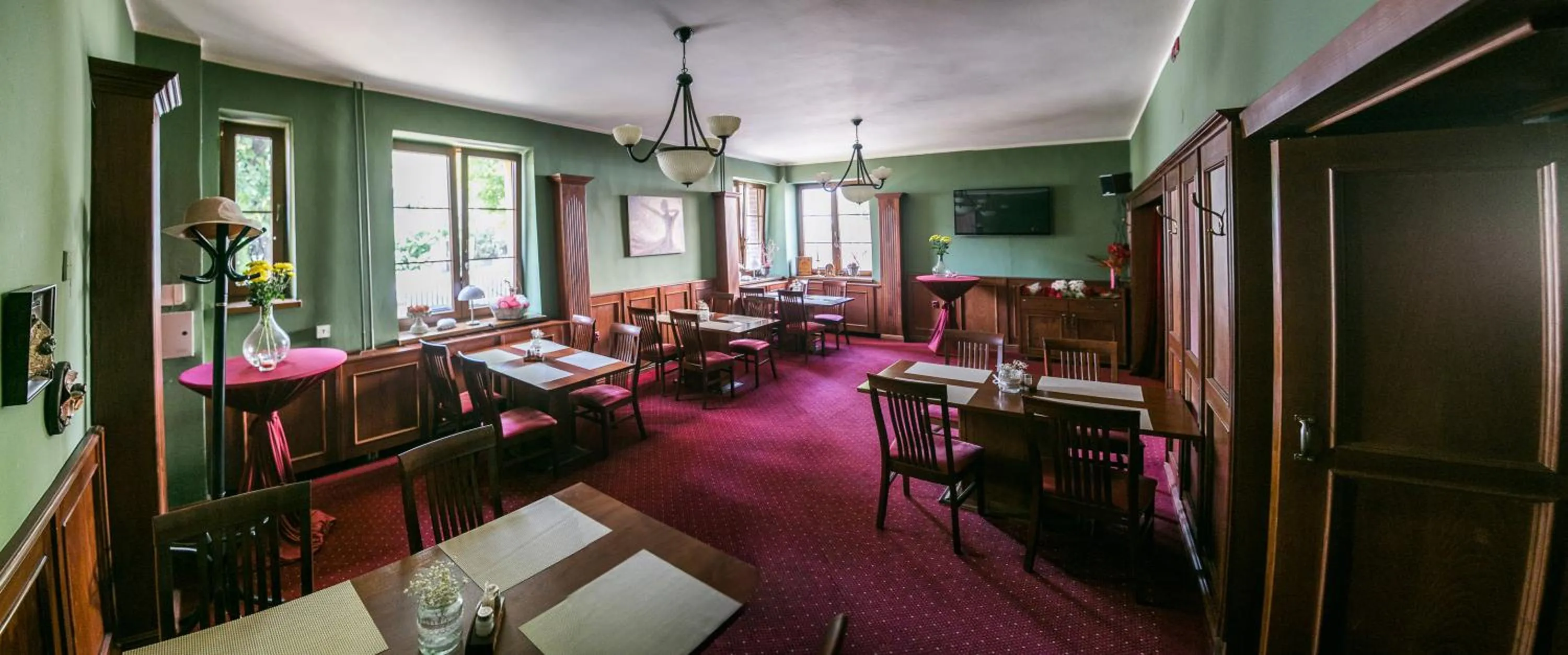 Restaurant/places to eat in Hotel Best