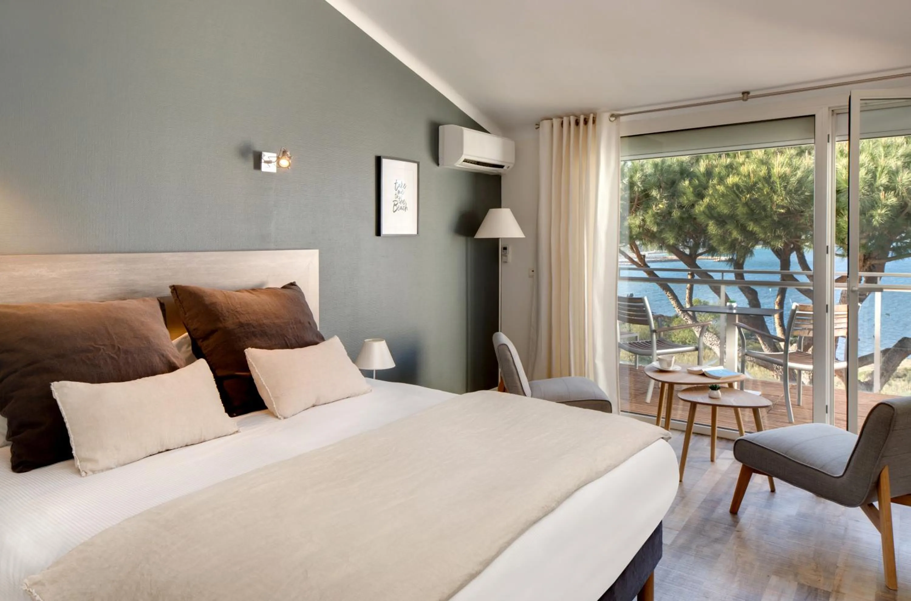 Bedroom, Bed in Hôtel & Spa Les Mouettes