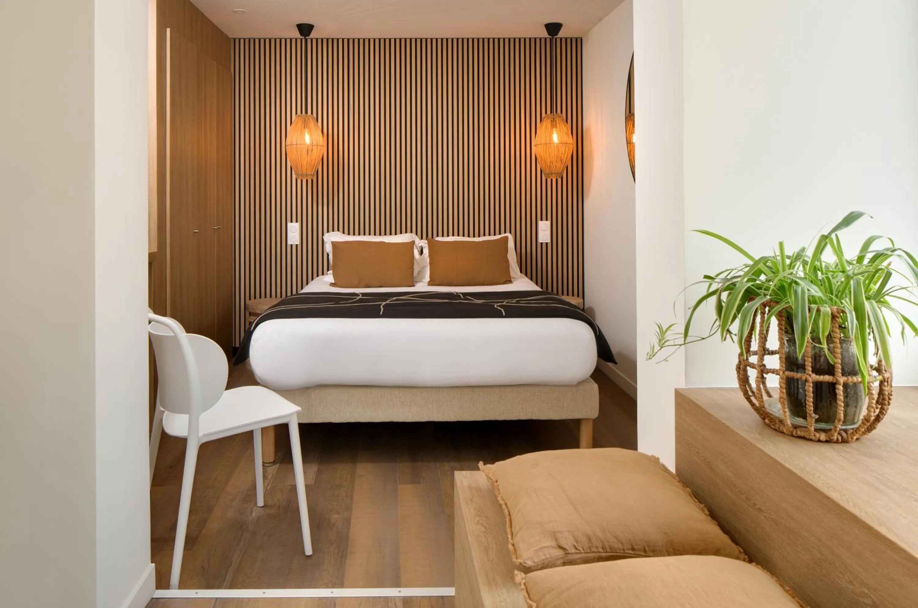 Bedroom, Bed in Hôtel & Spa Les Mouettes