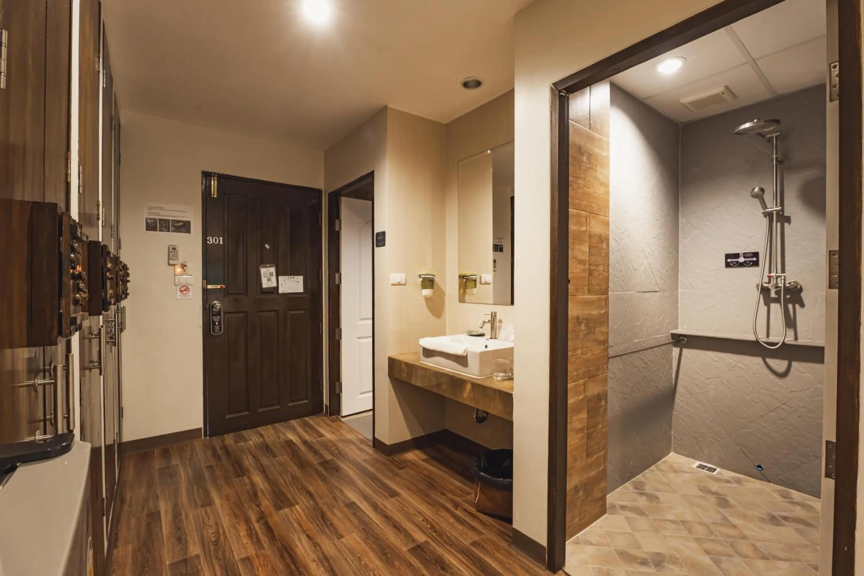 Shower, Bed in Namtok Sarika Resotel