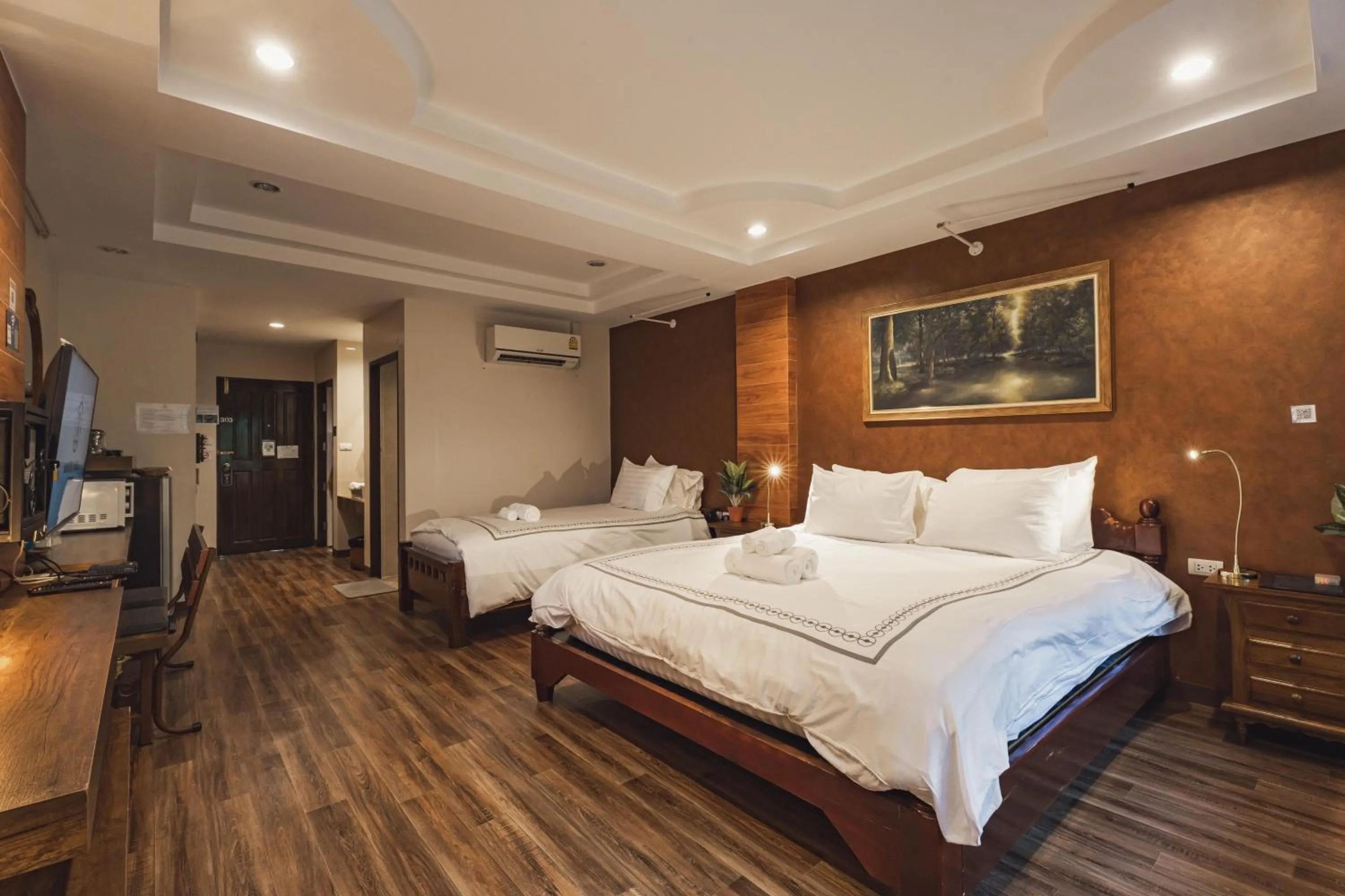 Communal lounge/ TV room, Bed in Namtok Sarika Resotel