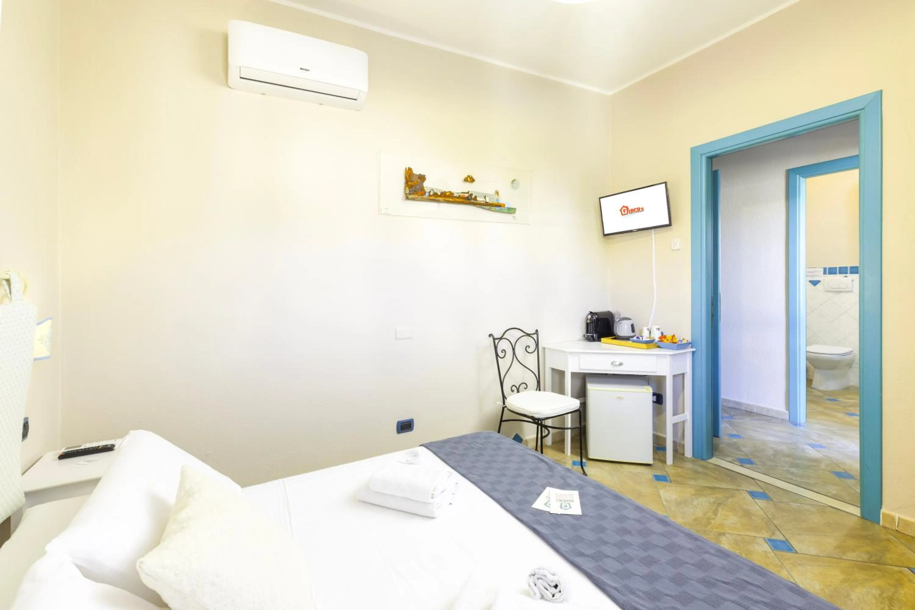 Bedroom, Bed in Giaco's Rooms