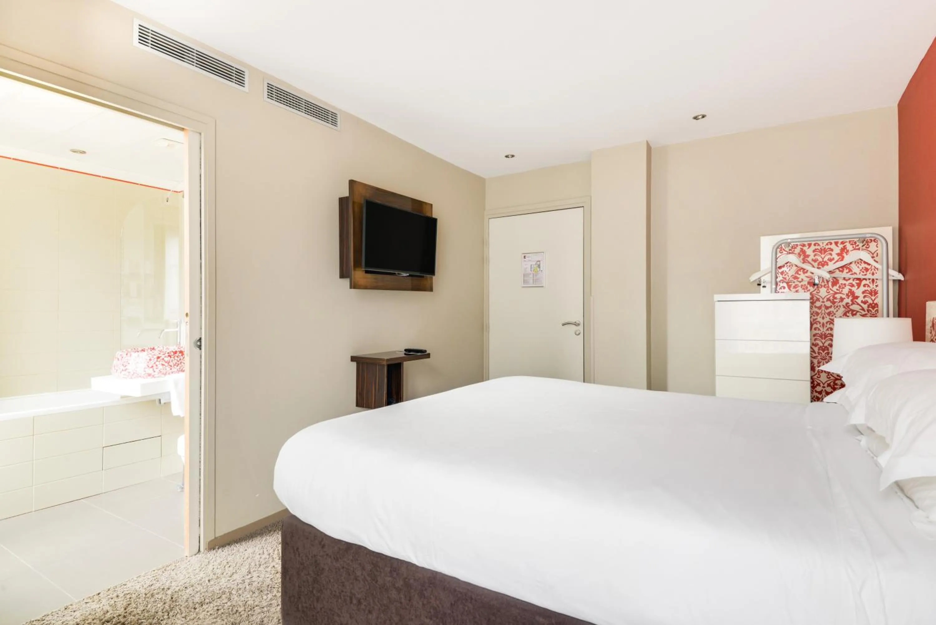 Photo of the whole room, Bed in Pavillon Nation