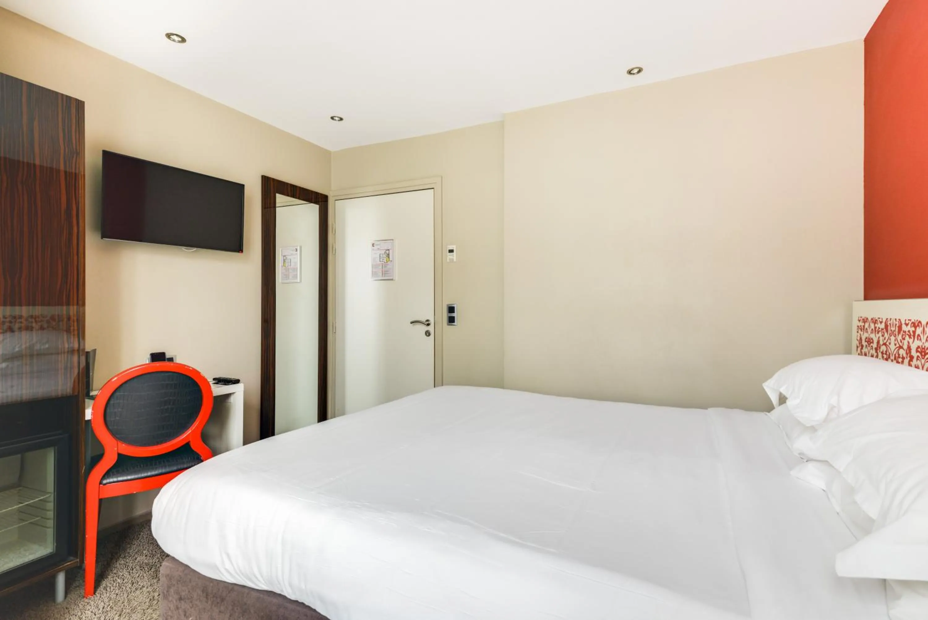 Photo of the whole room, Bed in Pavillon Nation