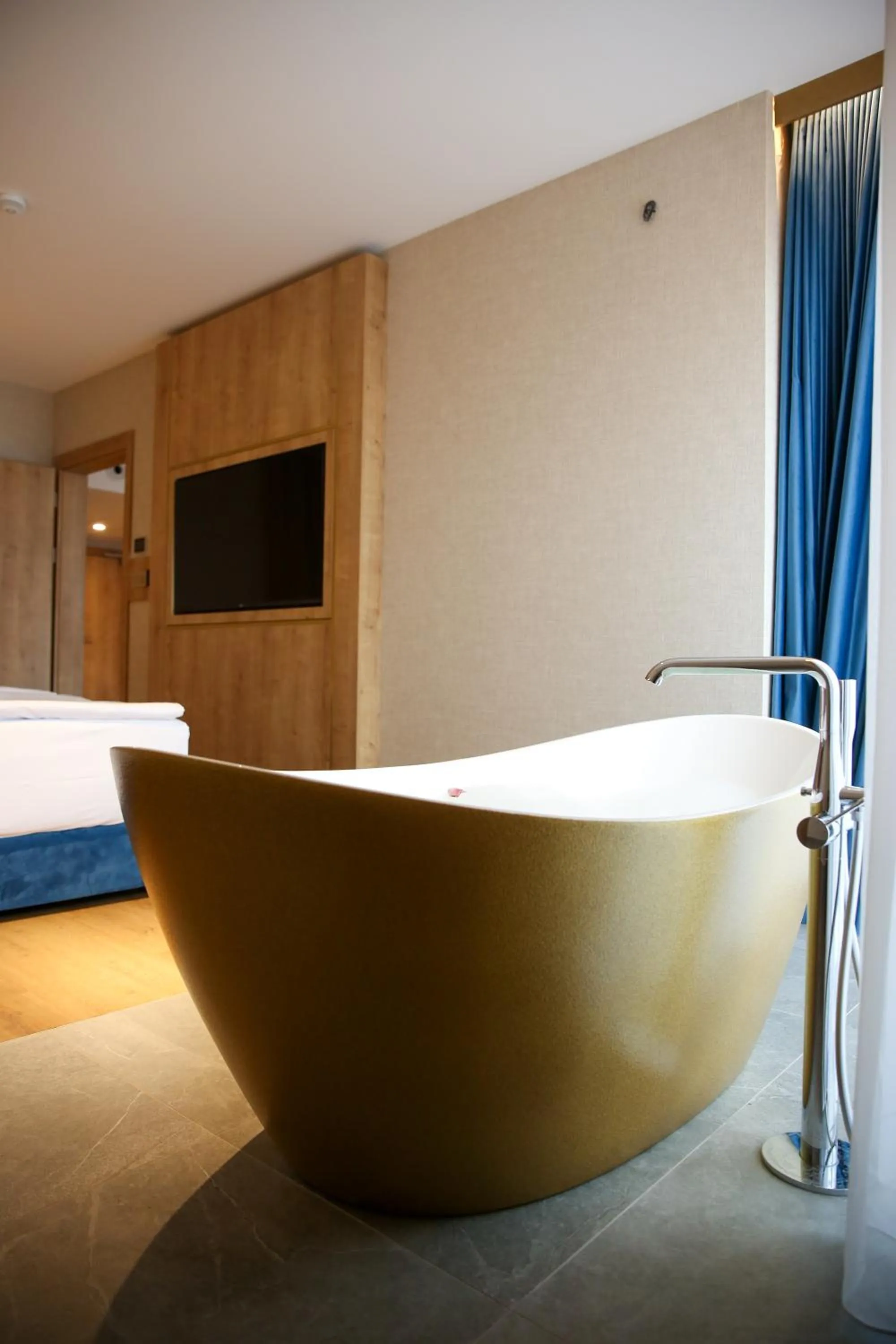 Bathroom, Bed in Hotel Mazurski Raj