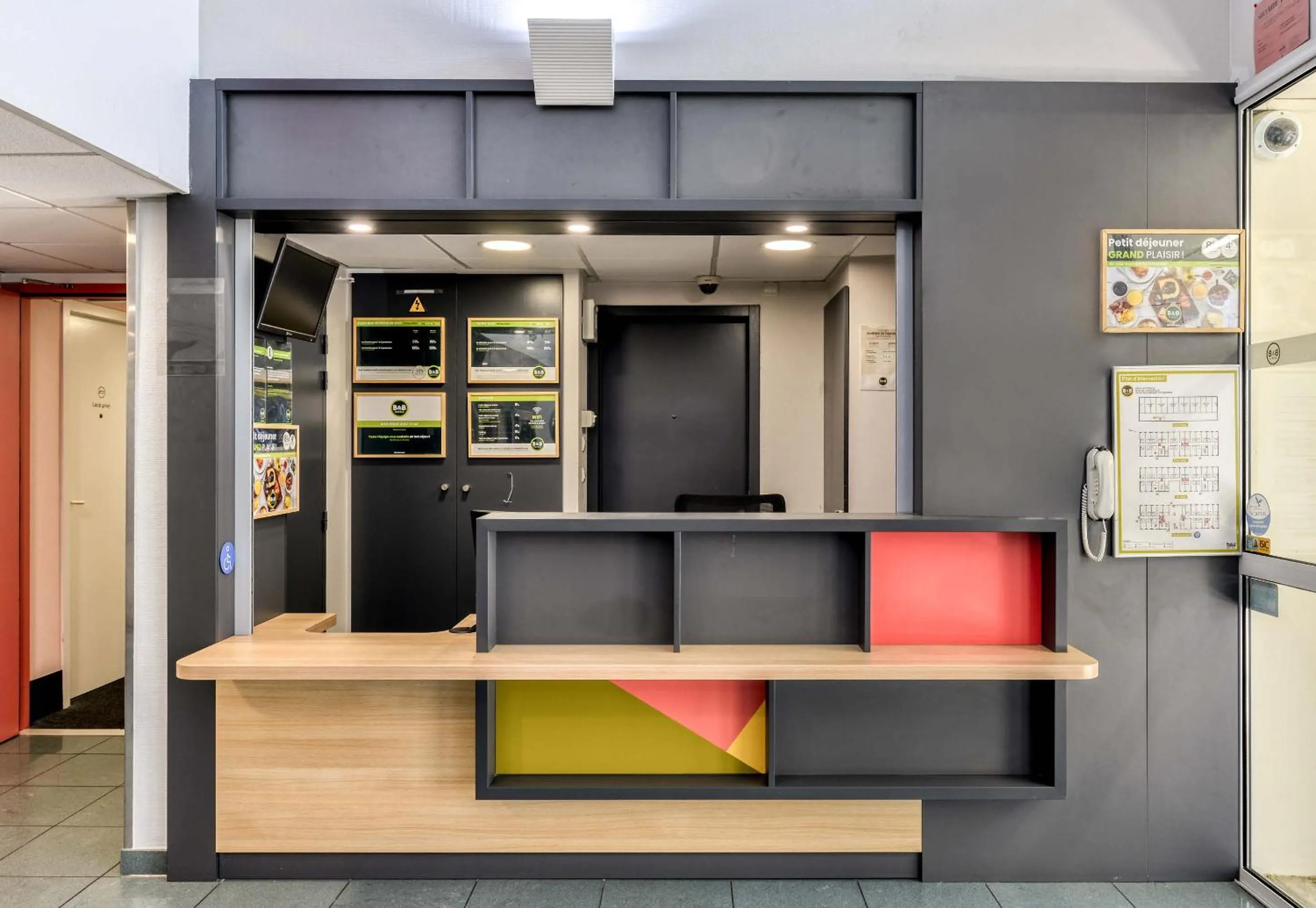 Lobby or reception in B&B HOTEL Béziers