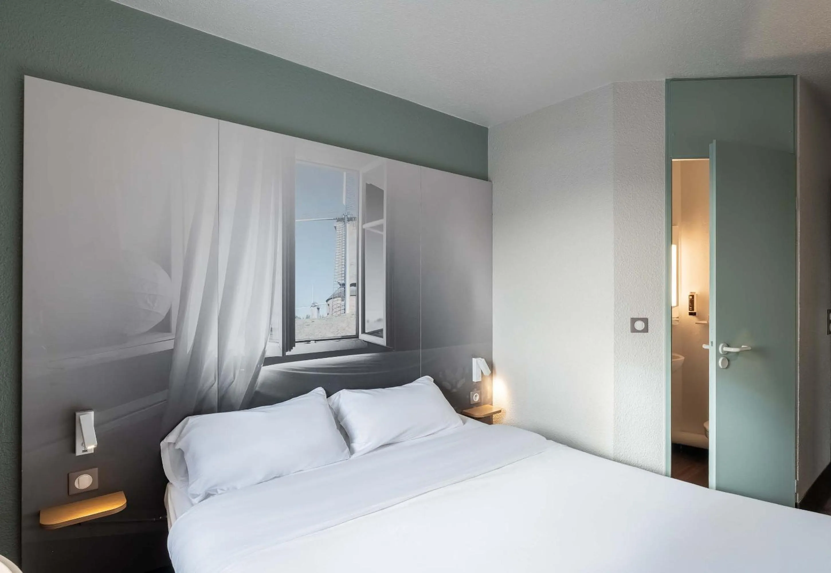 Bedroom, Bed in B&B HOTEL Lille Lezennes Grand Stade