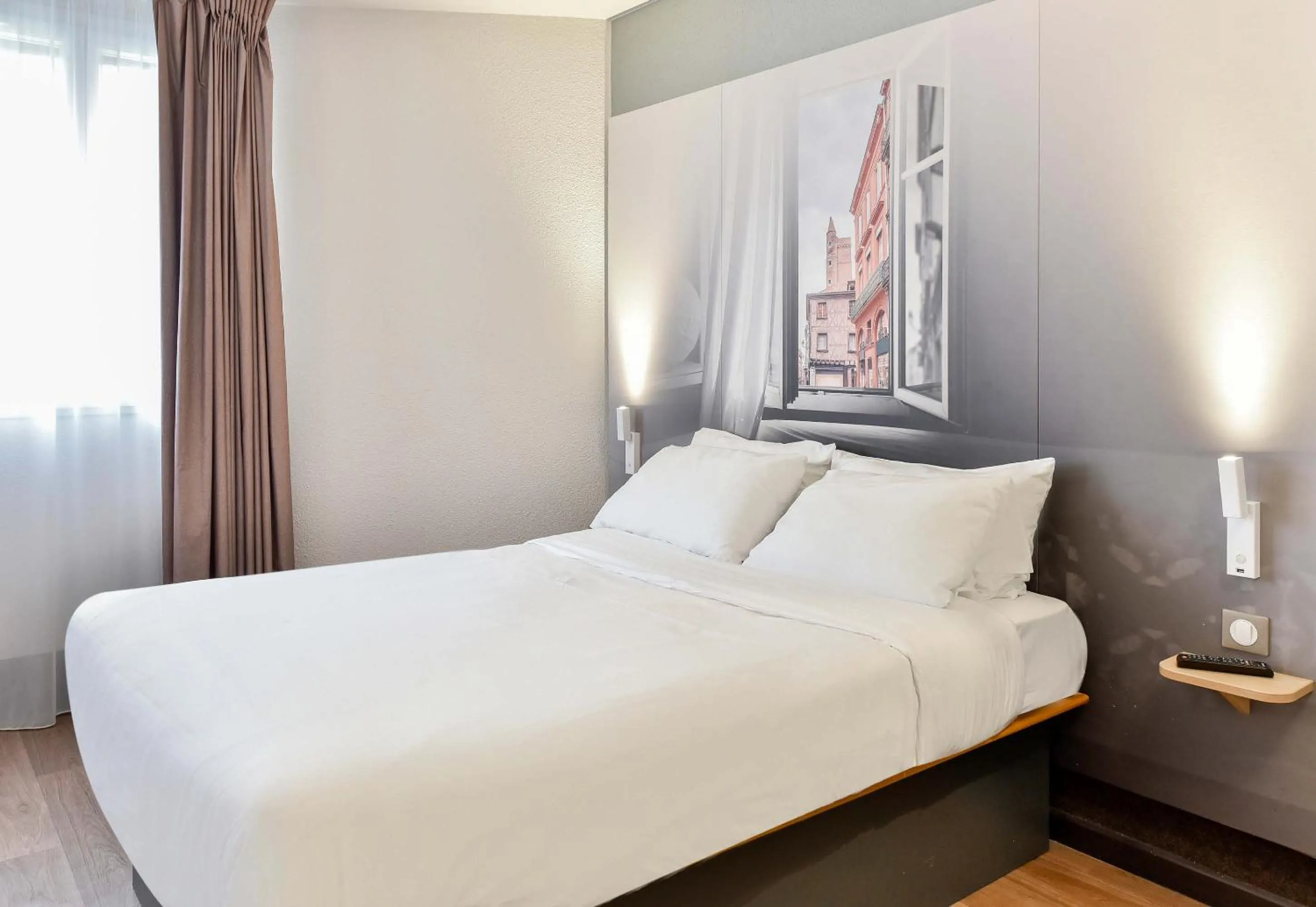 Bedroom, Bed in B&B HOTEL Toulouse Centre Canal du Midi