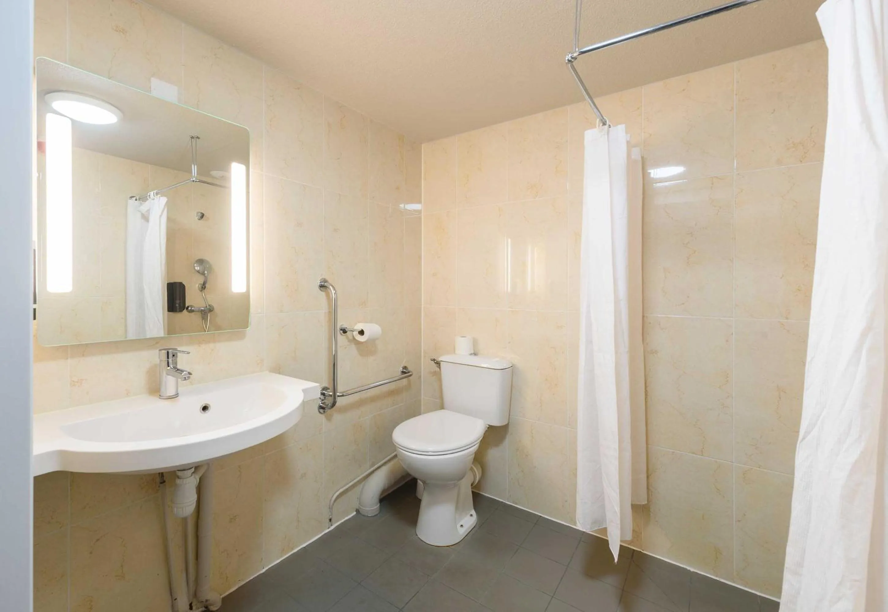 Bathroom in B&B HOTEL Toulouse Centre Canal du Midi