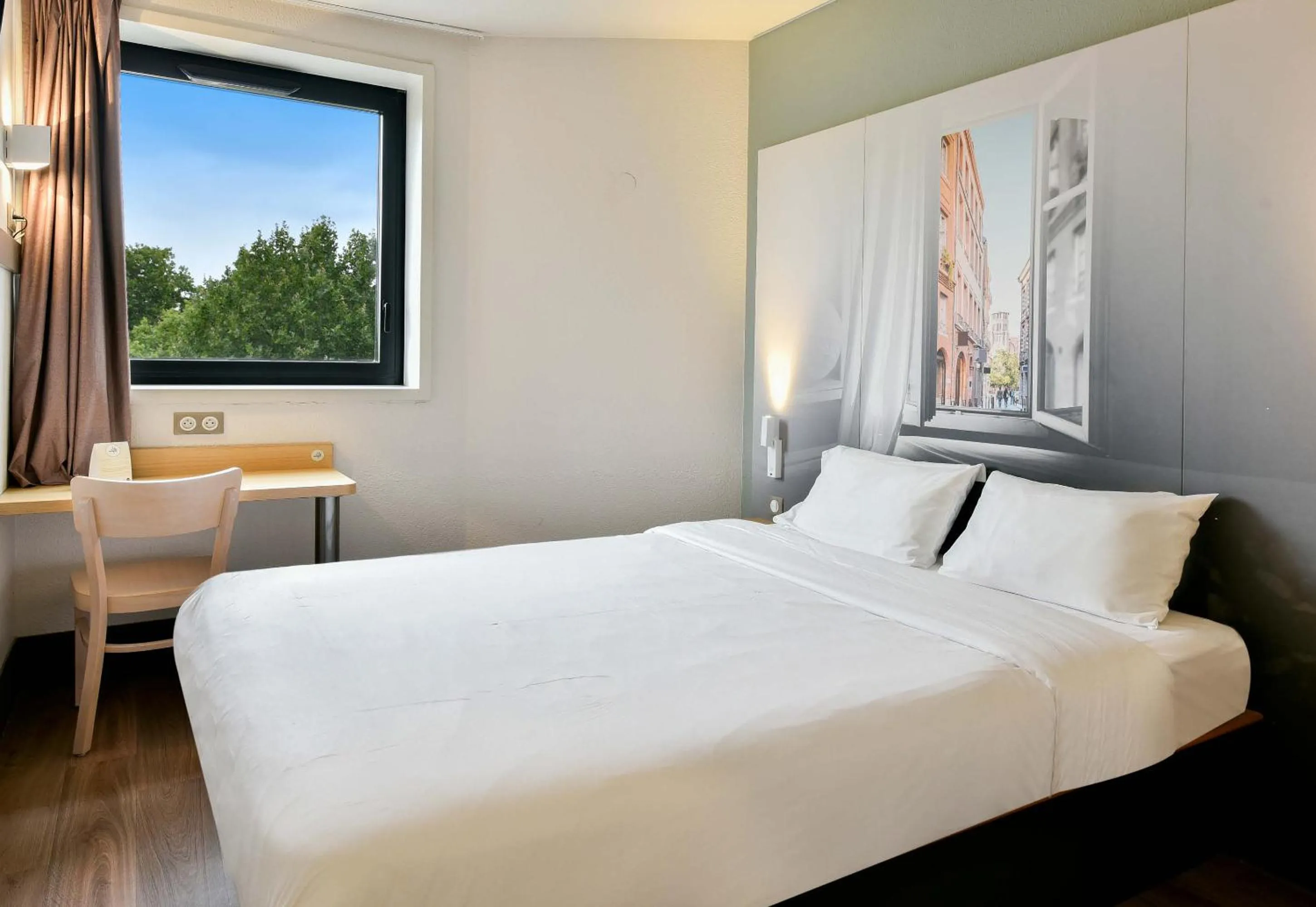 Bedroom, Bed in B&B HOTEL Toulouse Centre Canal du Midi