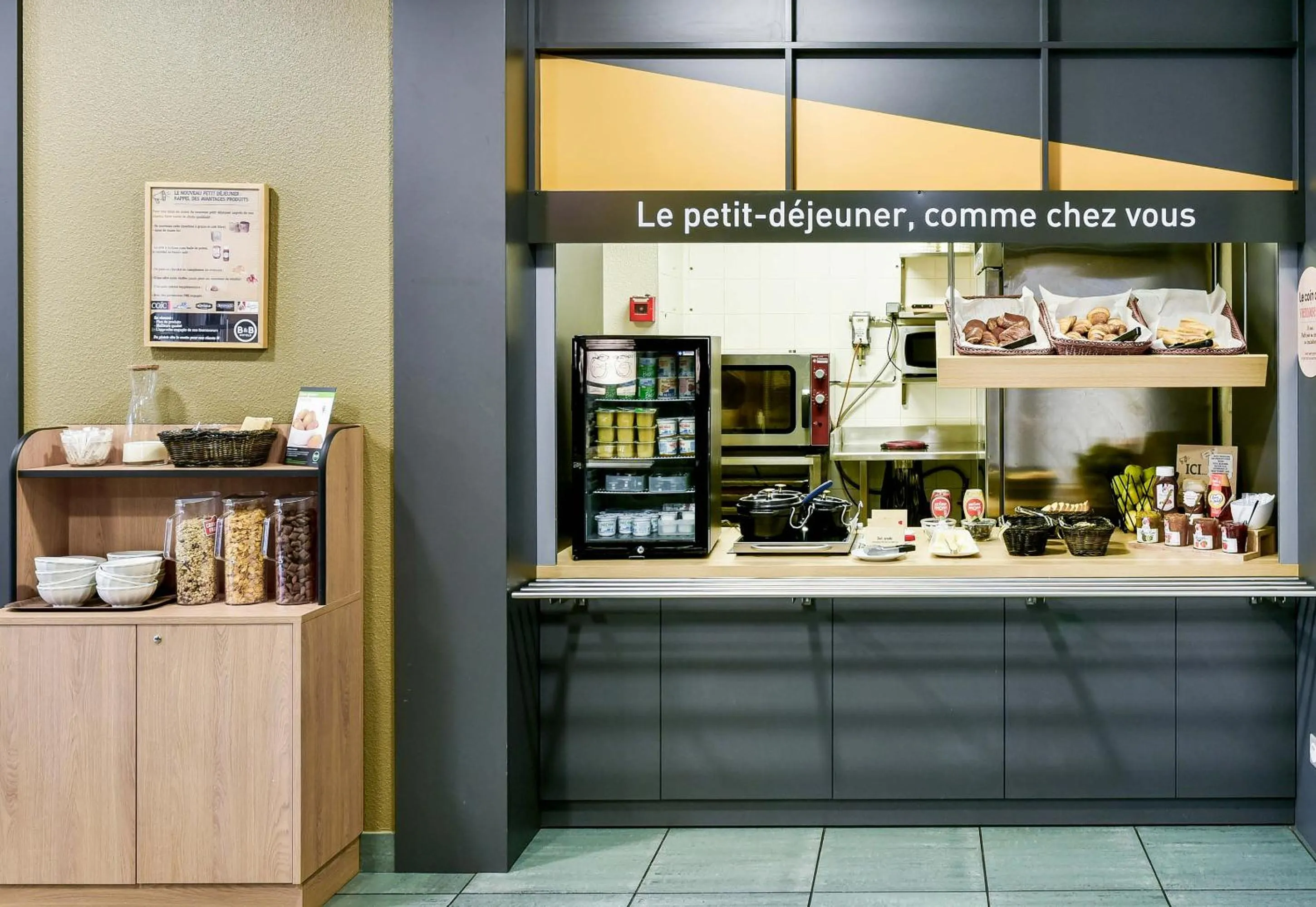 Buffet breakfast in B&B HOTEL Toulouse Centre Canal du Midi