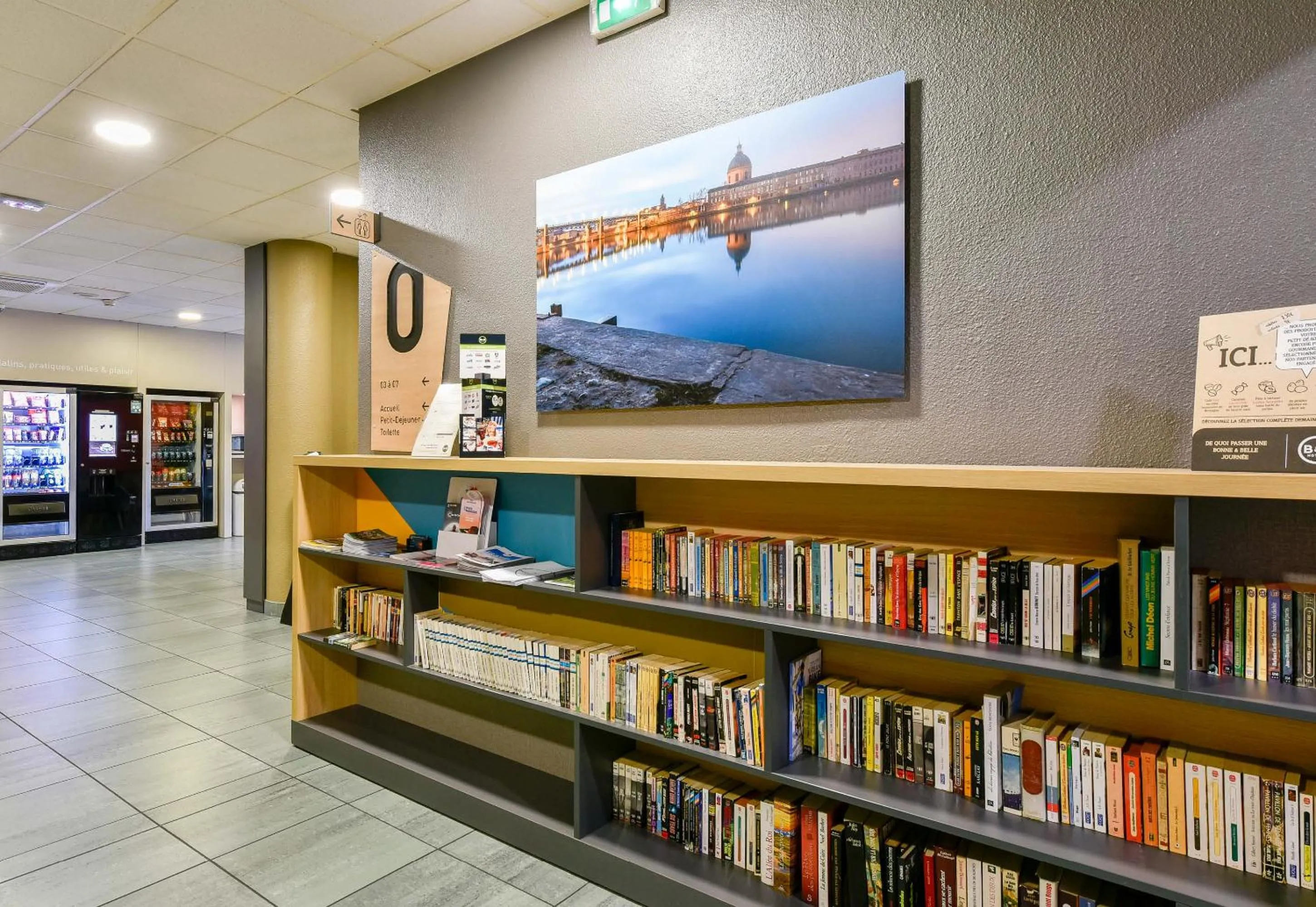 Library in B&B HOTEL Toulouse Centre Canal du Midi