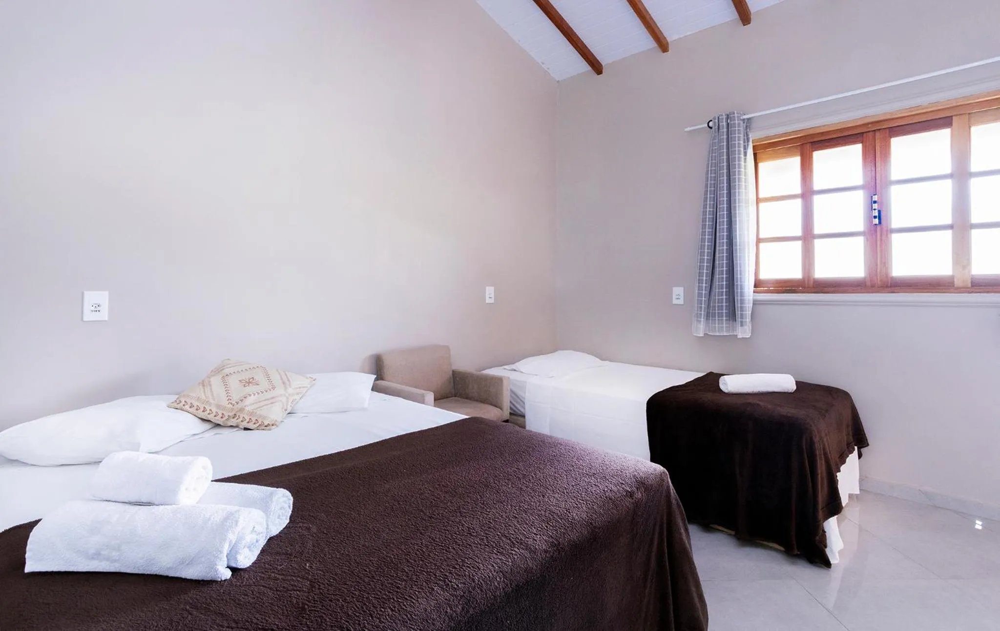 Photo of the whole room, Bed in Pousada In Bali - Maresias