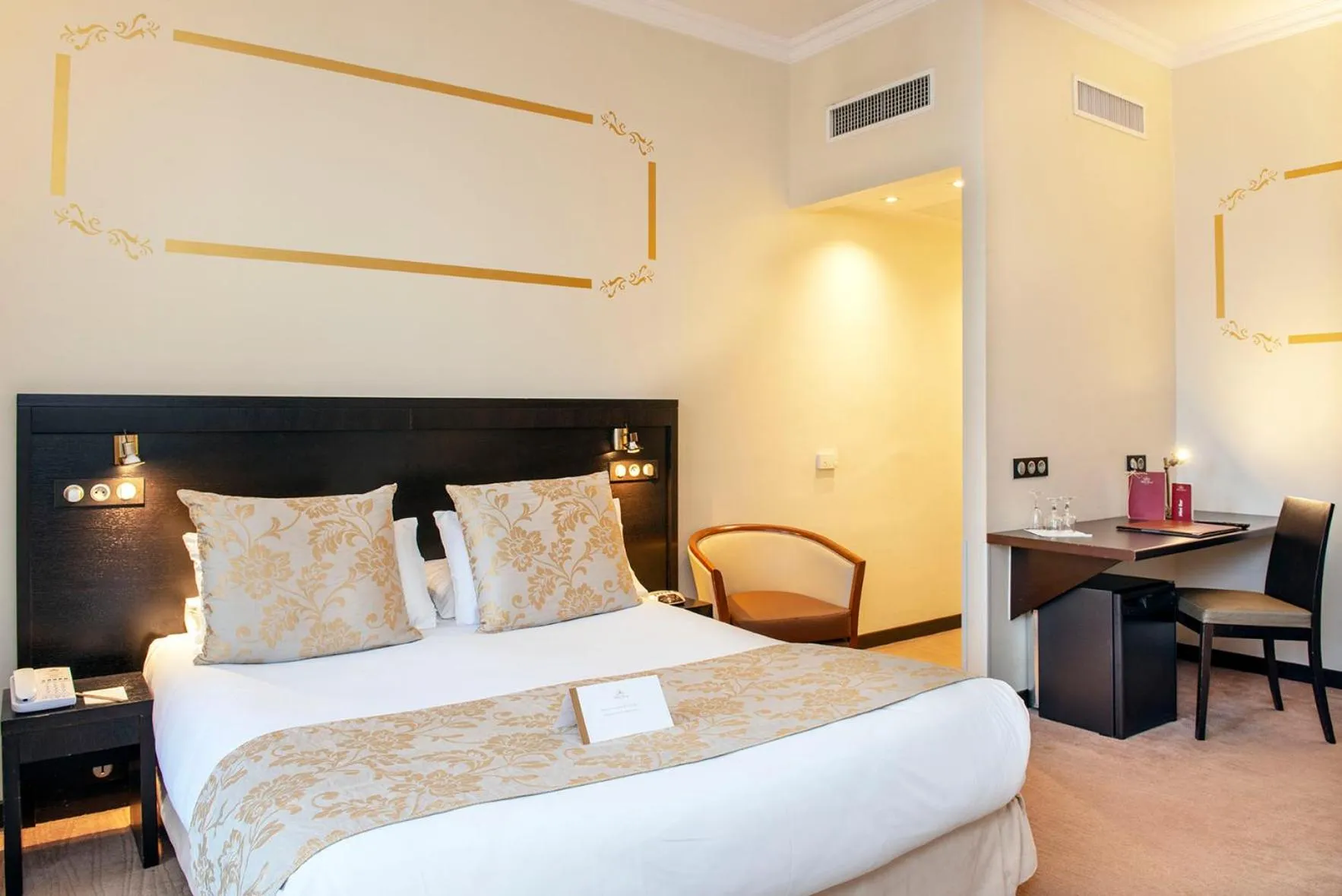 Bed in Hôtel West End Promenade