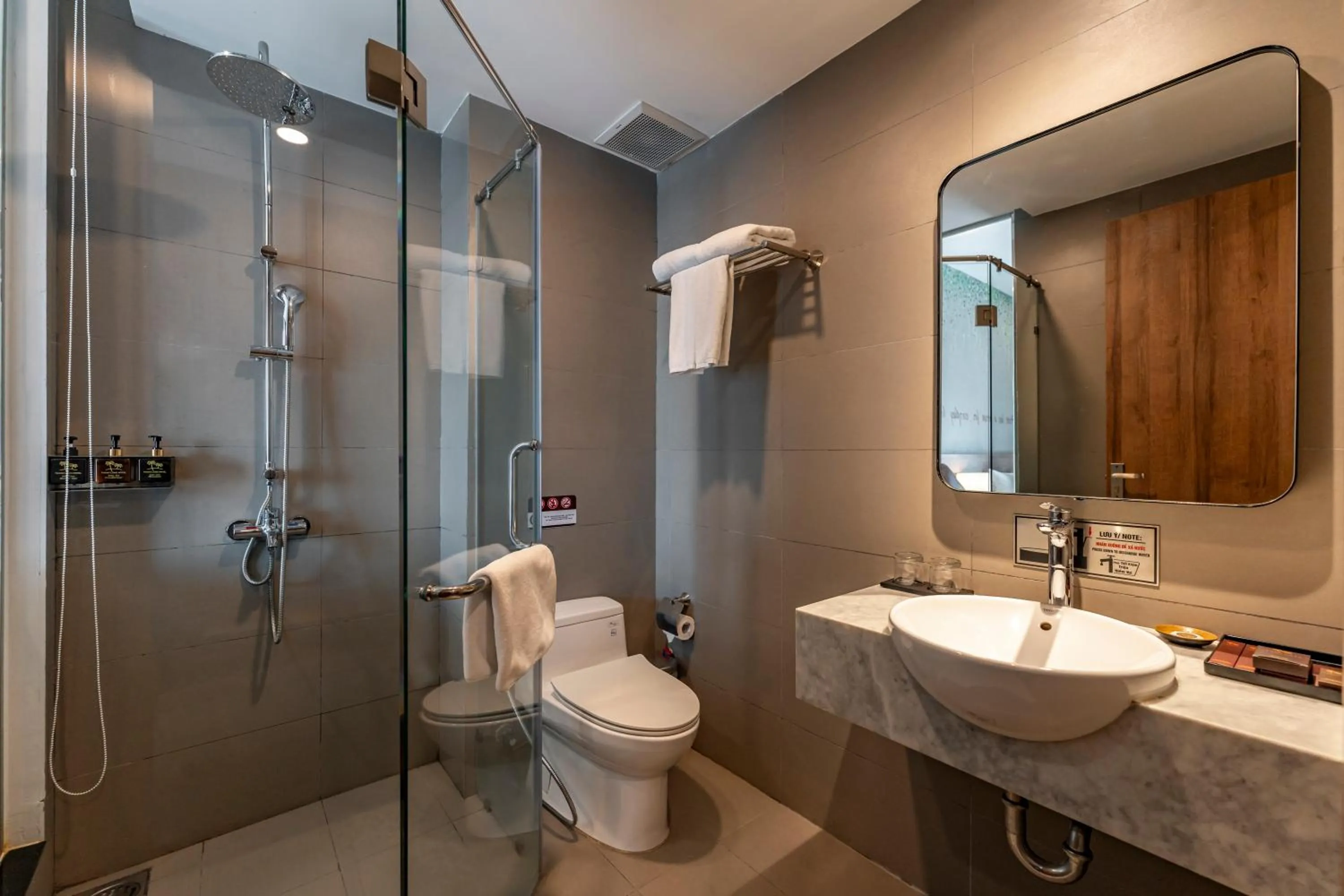 Bathroom in Thanh Long Hotel - Tra Khuc