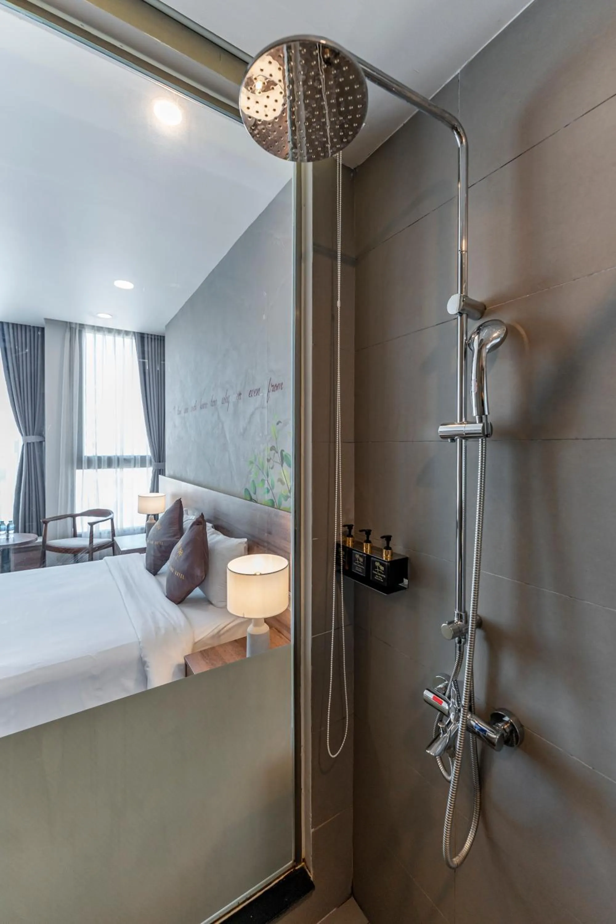 Bathroom, Bed in Thanh Long Hotel - Tra Khuc
