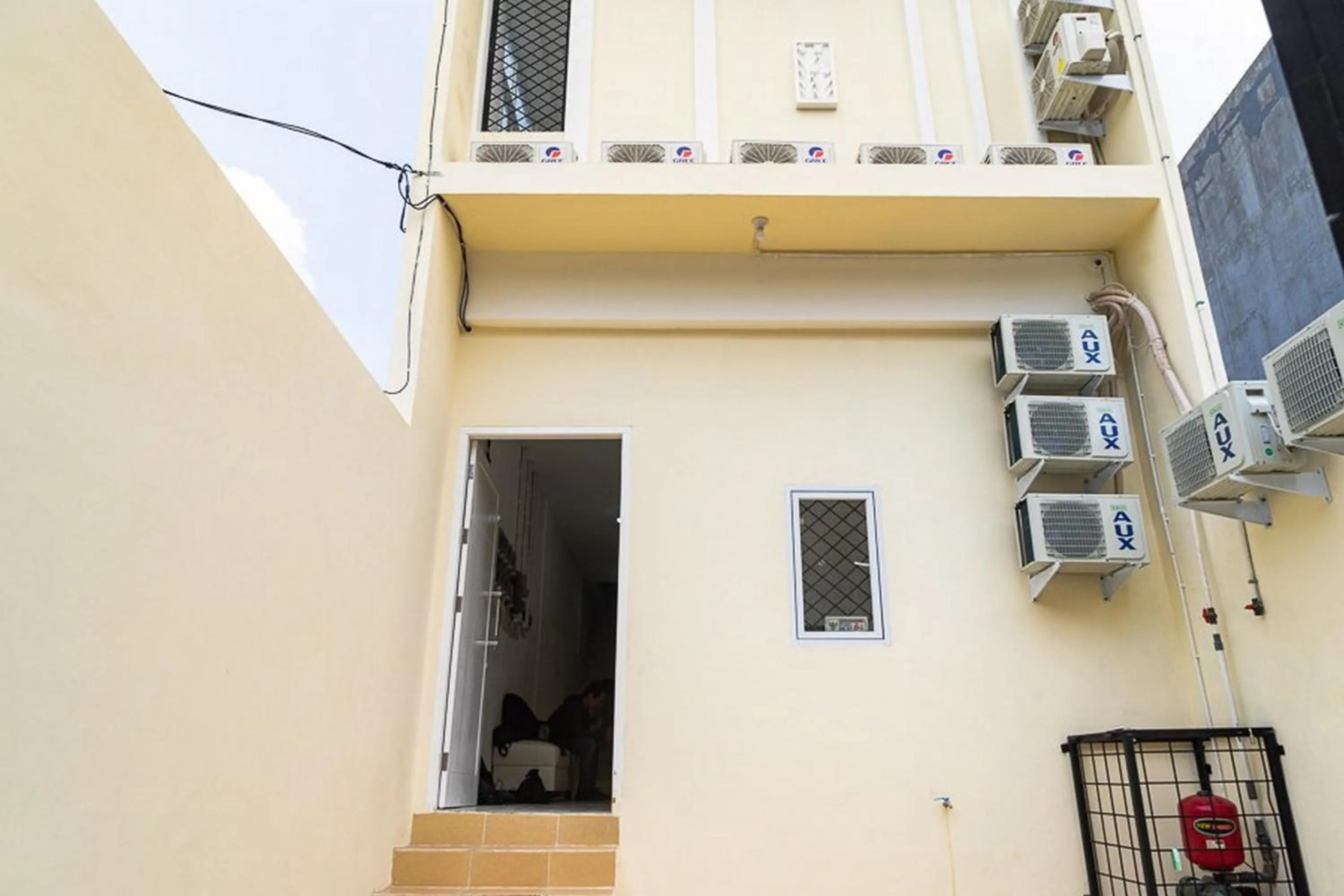 Property logo or sign in RedDoorz near Tarumanagara University