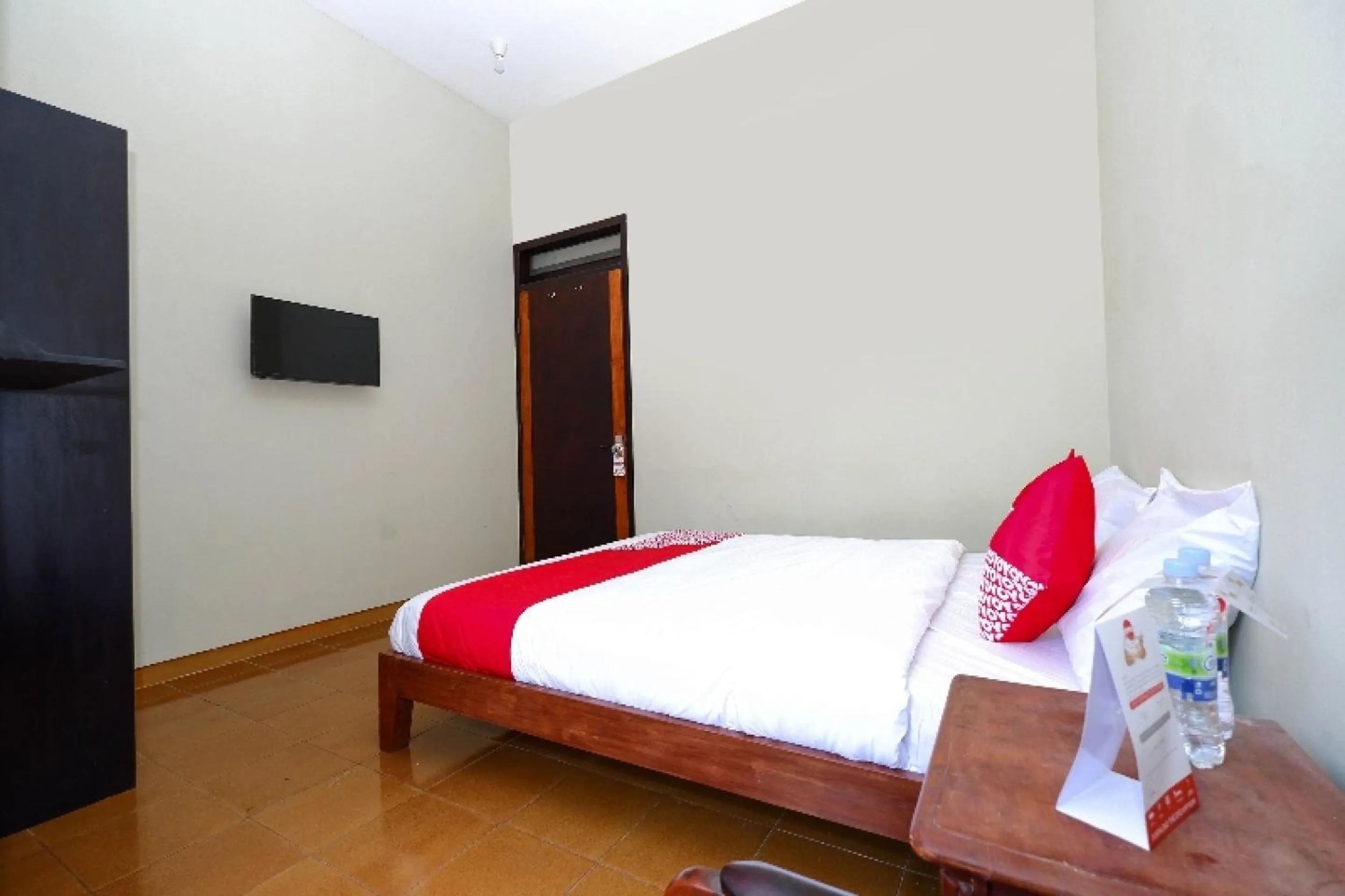 Bedroom, Bed in Hotel O Paviliun Permata