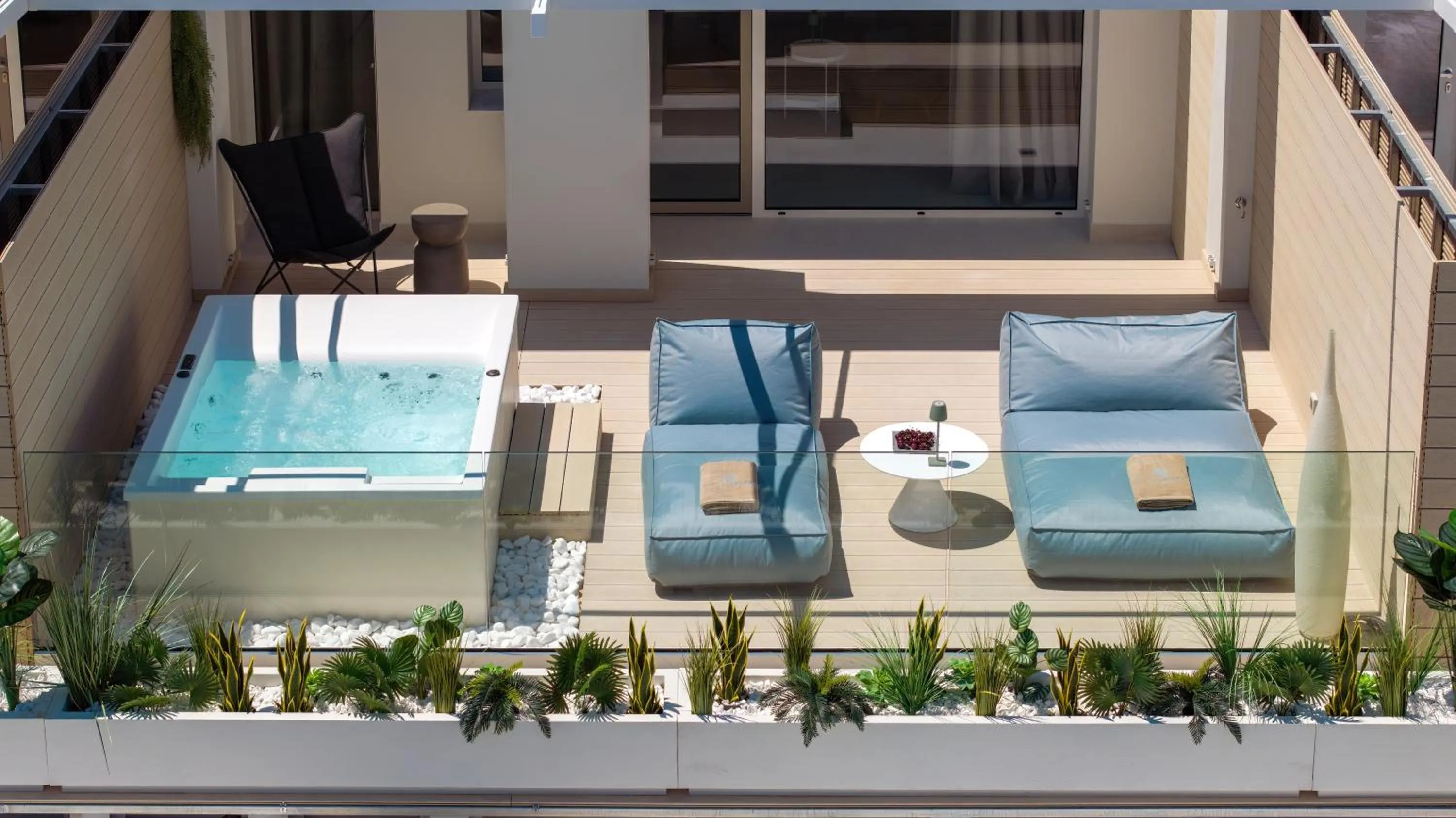 Hot Tub in Flisvos Royal Hotel & Suites